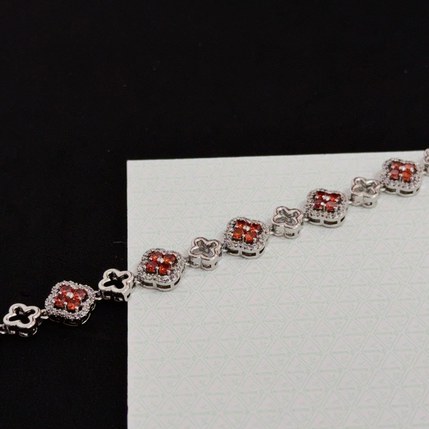 Bracciale Van Cleef Arpels Alhambra in metallo argentato con pietre preziose rosse e accenti di diamanti bianchi 18 cm