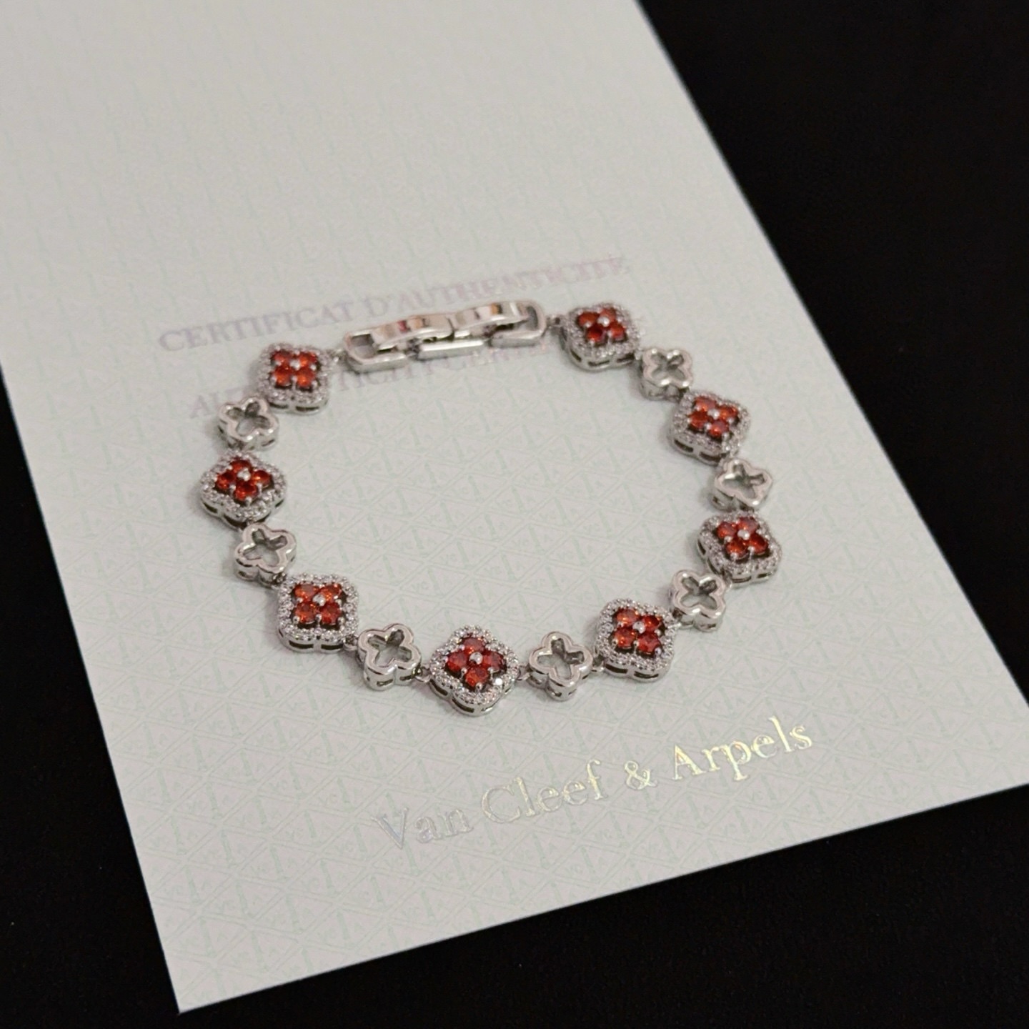 Bracciale Van Cleef Arpels Alhambra in metallo argentato con pietre preziose rosse e accenti di diamanti bianchi 18 cm