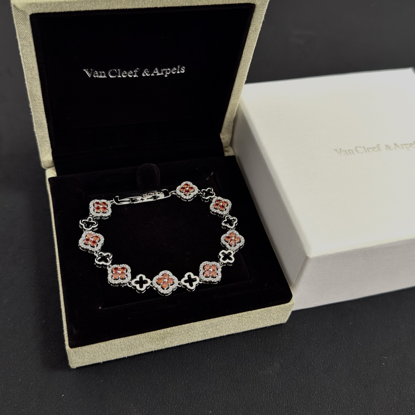 Bracciale Van Cleef Arpels Alhambra in metallo argentato con pietre preziose rosse e accenti di diamanti bianchi 18 cm