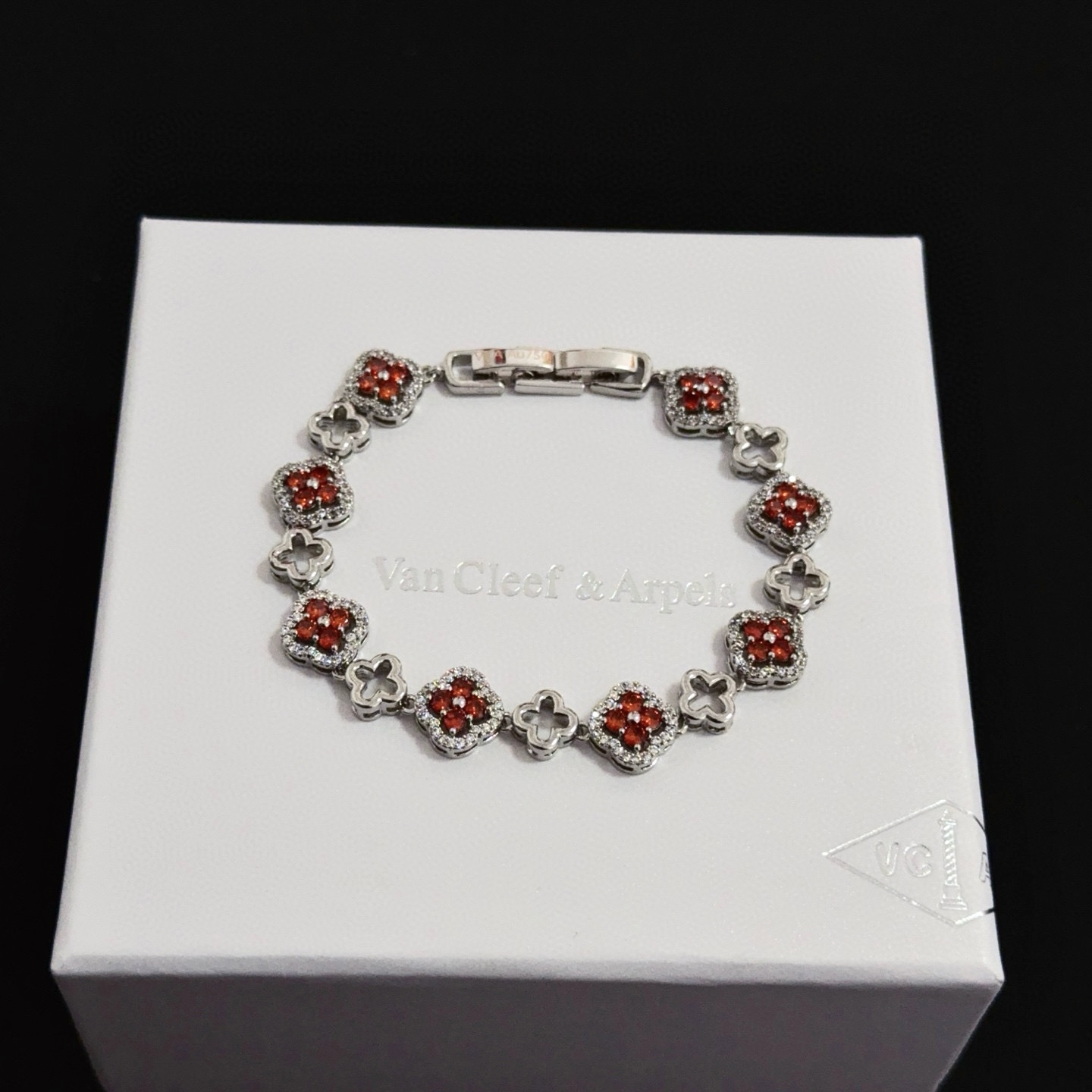 Bracciale Van Cleef Arpels Alhambra in metallo argentato con pietre preziose rosse e accenti di diamanti bianchi 18 cm