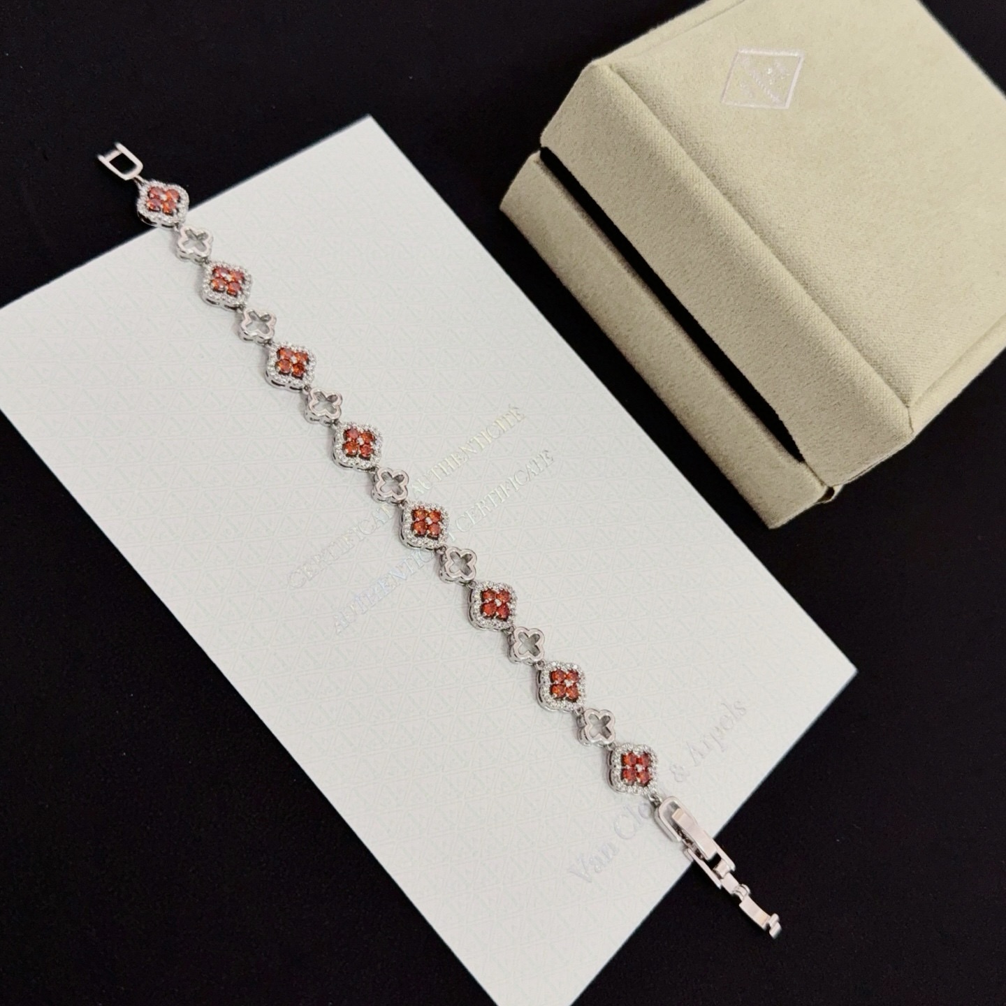 Bracciale Van Cleef Arpels Alhambra in metallo argentato con pietre preziose rosse e accenti di diamanti bianchi 18 cm