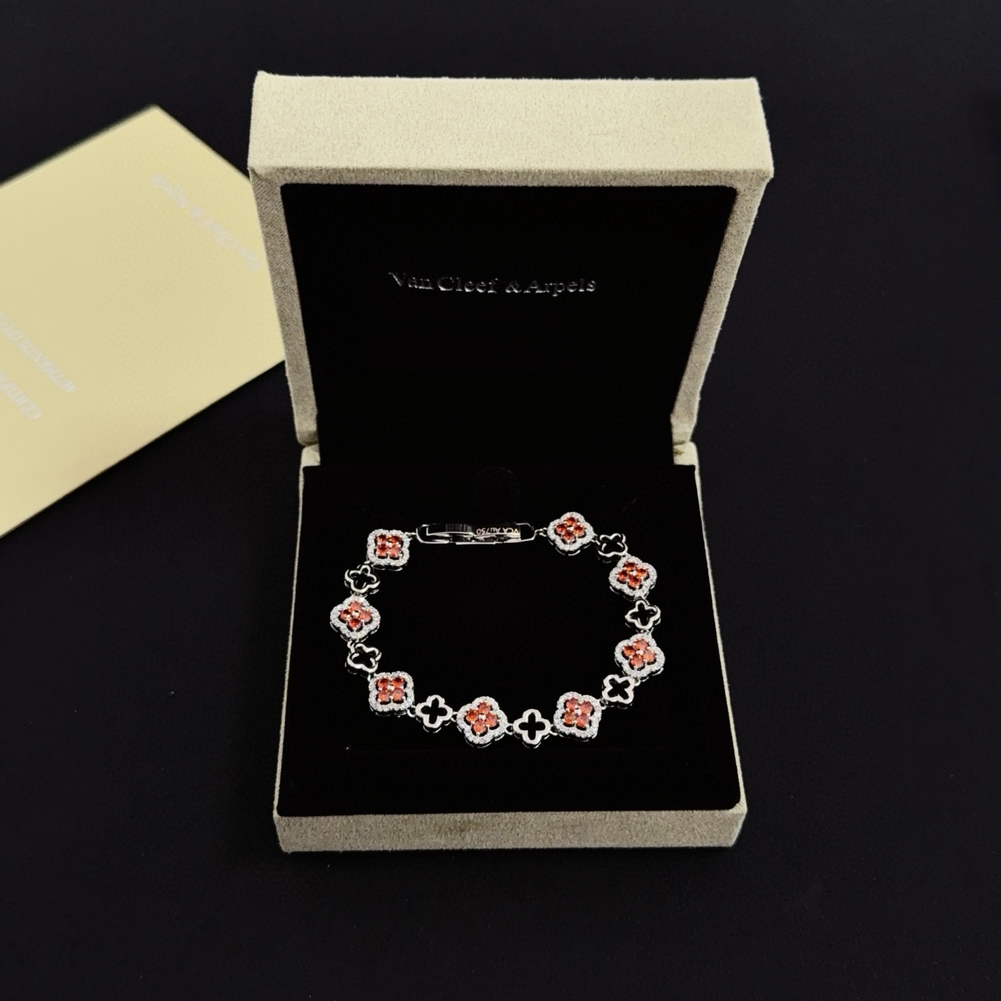 Bracciale Van Cleef Arpels Alhambra in metallo argentato con pietre preziose rosse e accenti di diamanti bianchi 18 cm