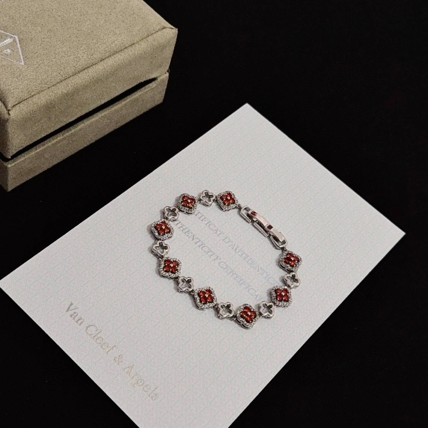 Bracciale Van Cleef Arpels Alhambra in metallo argentato con pietre preziose rosse e accenti di diamanti bianchi 18 cm