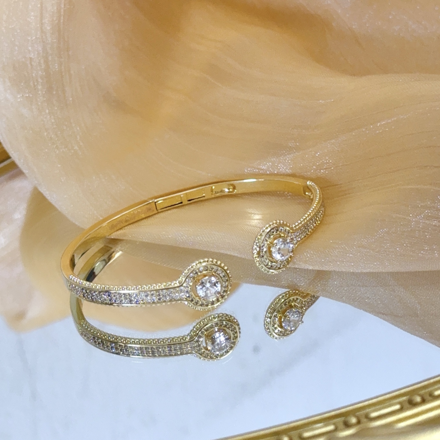 Piaget Possession bracelet yellow gold with clear diamonds 17cm inner circumference