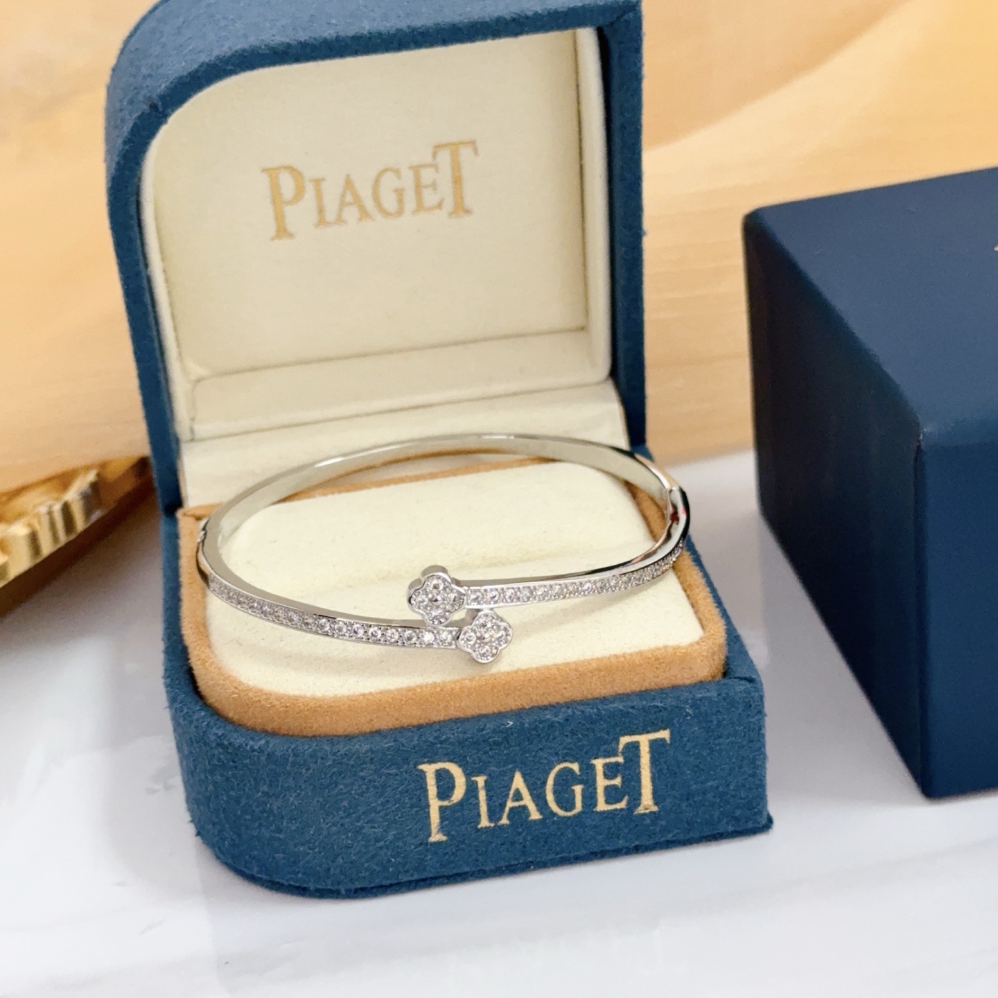 Piaget Possession bracelet 18k white gold with clear diamond accents 17cm