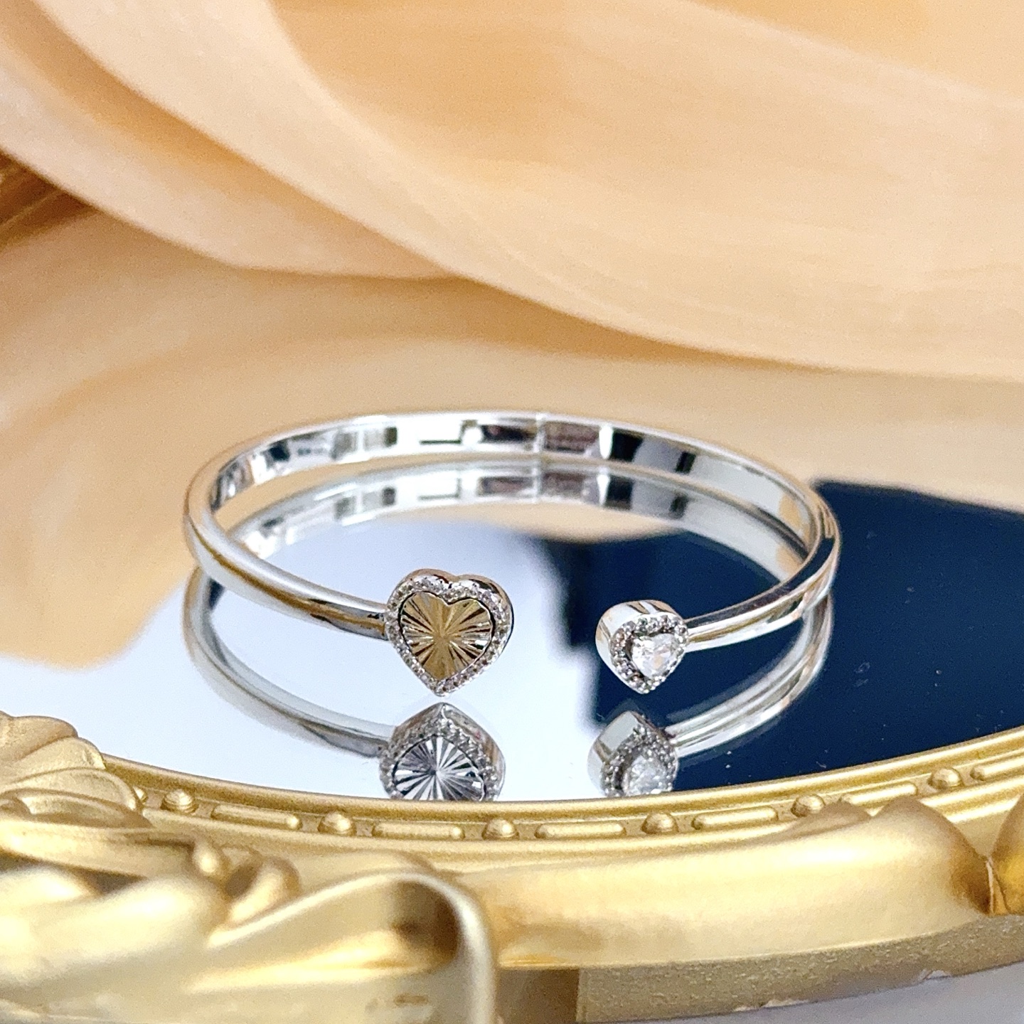 Piaget Heart Open Cuff bracelet silver-toned white gold with clear diamond accents 17cm