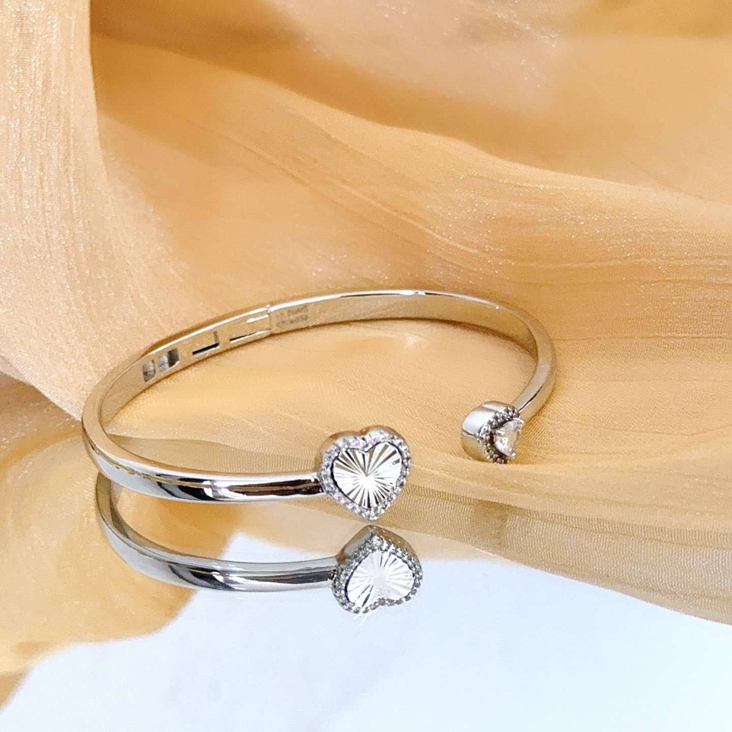 Piaget Heart Open Cuff bracelet silver-toned white gold with clear diamond accents 17cm