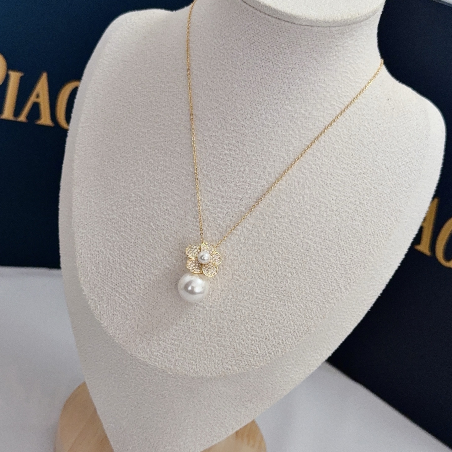 Piaget Rose Flower Pearl Pendant necklace Yellow gold white diamond white pearl 42cm