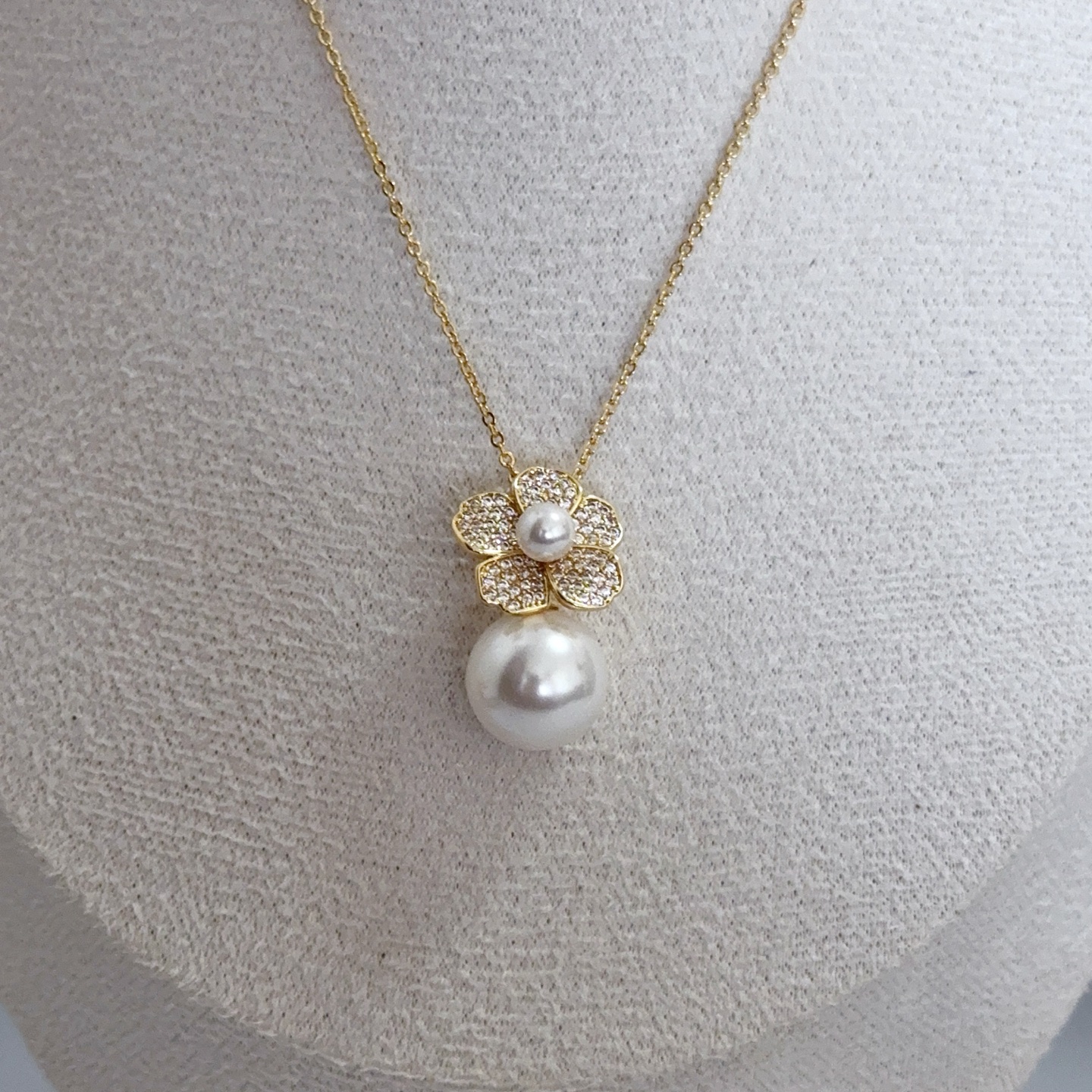 Piaget Rose Flower Pearl Pendant necklace Yellow gold white diamond white pearl 42cm
