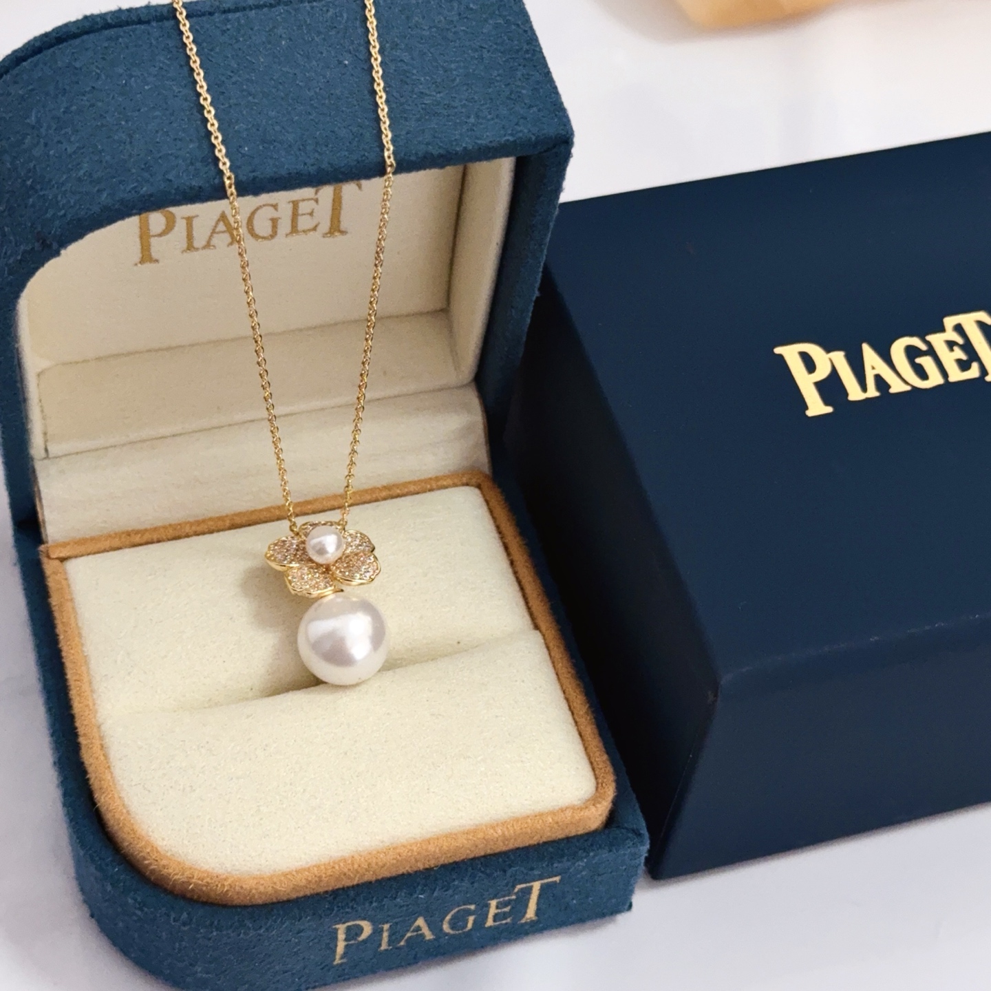 Piaget Rose Flower Pearl Pendant necklace Yellow gold white diamond white pearl 42cm