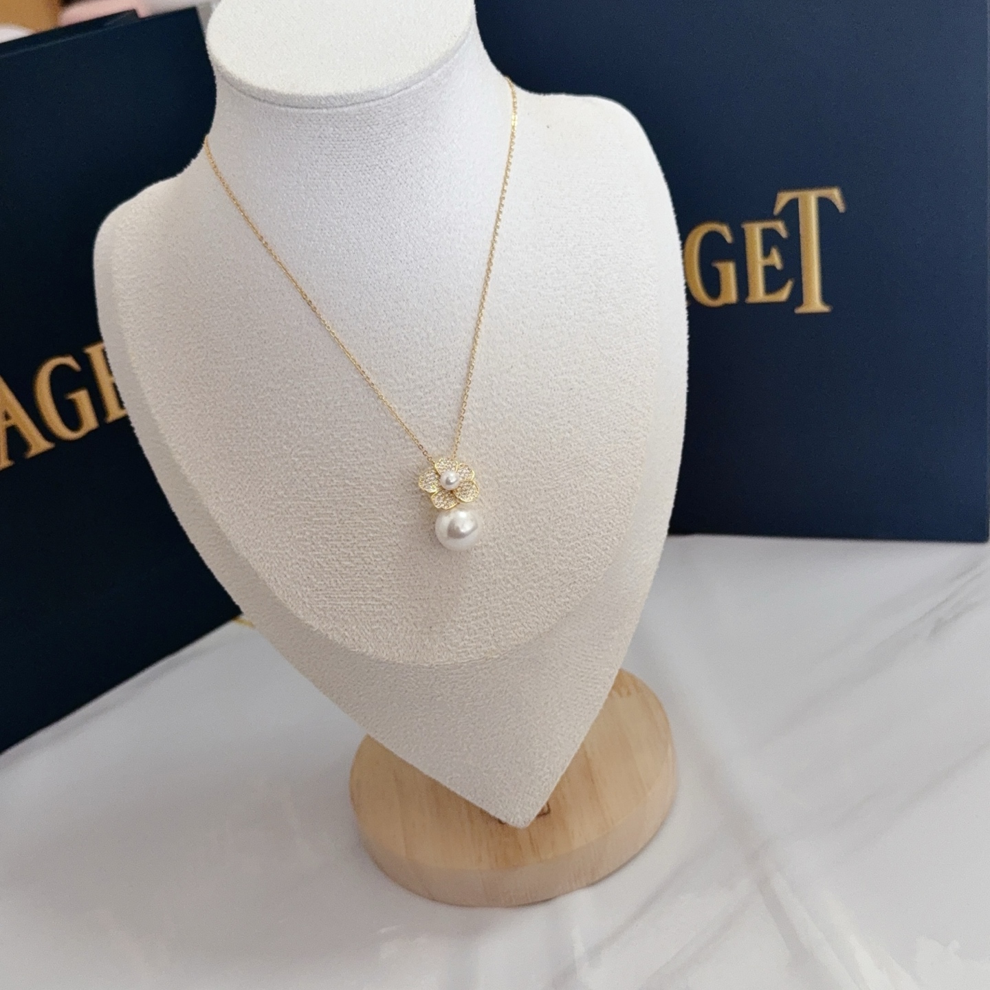 Piaget Rose Flower Pearl Pendant necklace Yellow gold white diamond white pearl 42cm