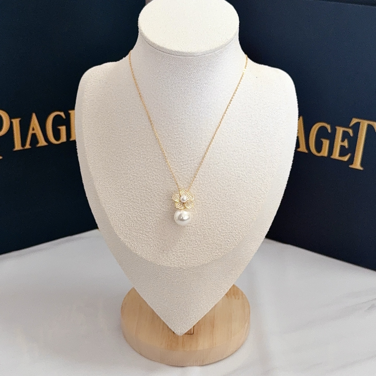 Piaget Rose Flower Pearl Pendant necklace Yellow gold white diamond white pearl 42cm