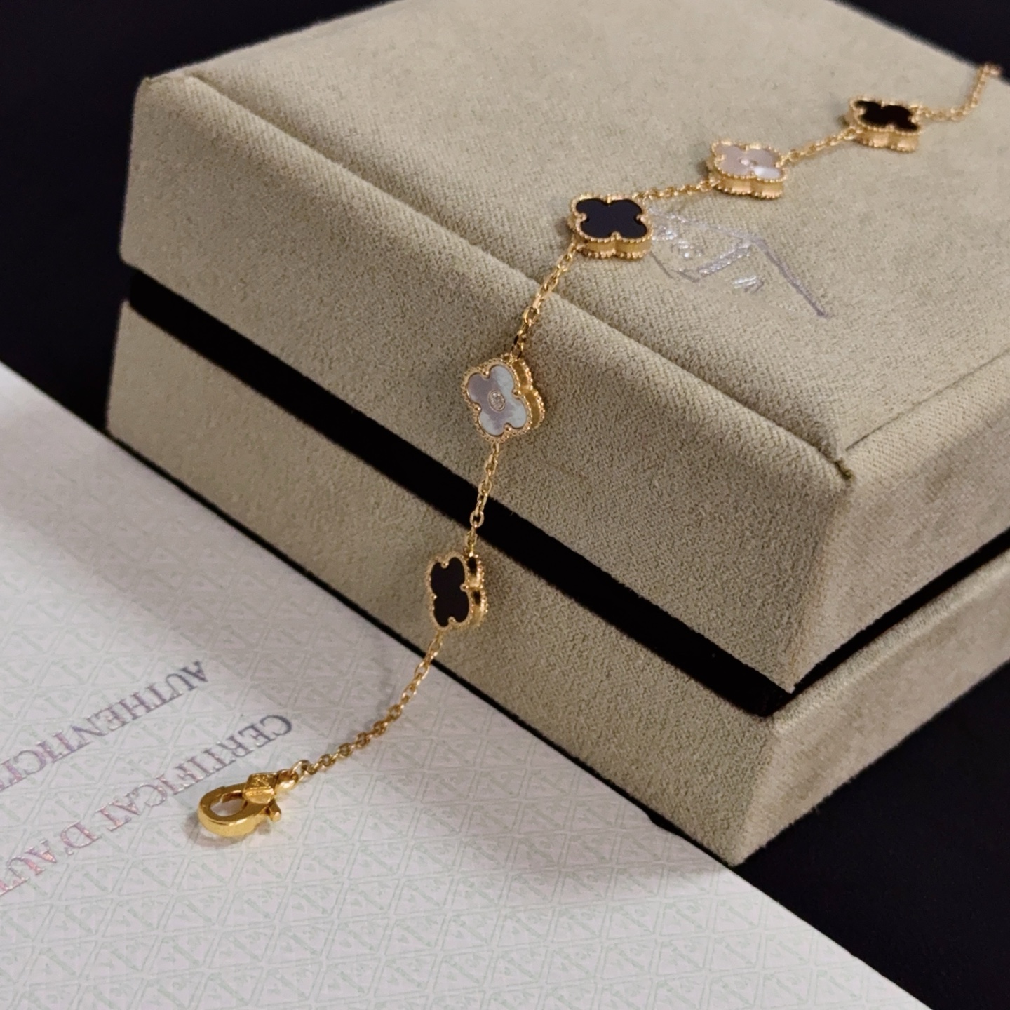Van Cleef Arpels Alhambra bracelet yellow gold black onyx white mother-of-pearl diamond 18cm