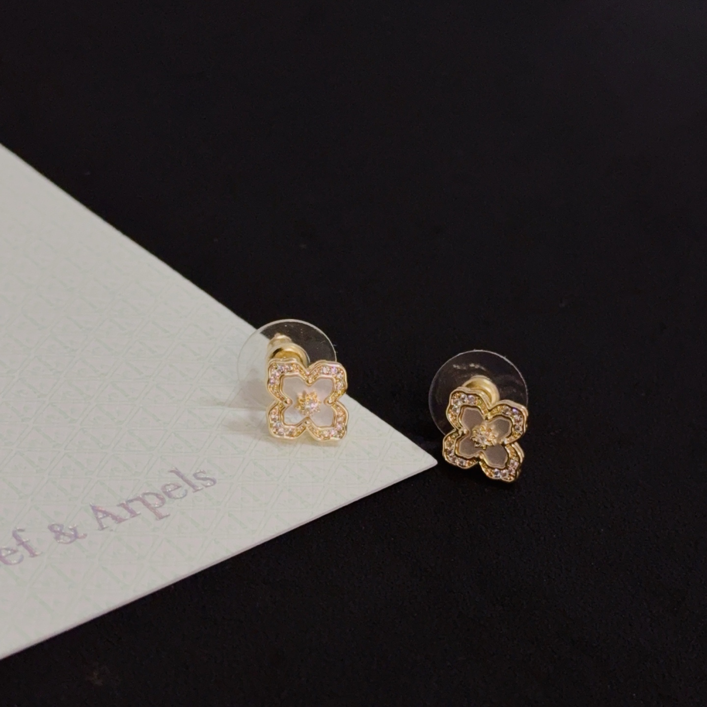 Orecchini Van Cleef Arpels Alhambra in oro giallo, madreperla bianca, diamanti trasparenti da 9 mm
