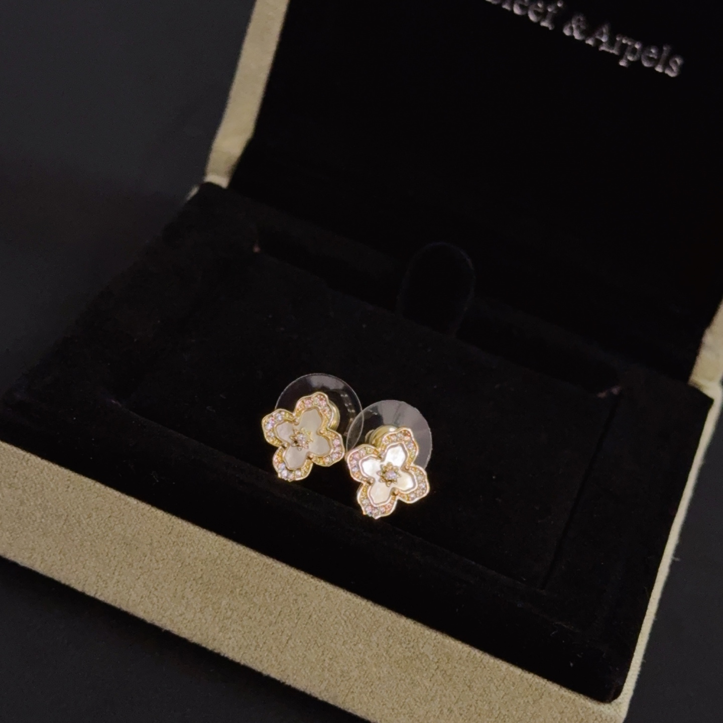 Orecchini Van Cleef Arpels Alhambra in oro giallo, madreperla bianca, diamanti trasparenti da 9 mm