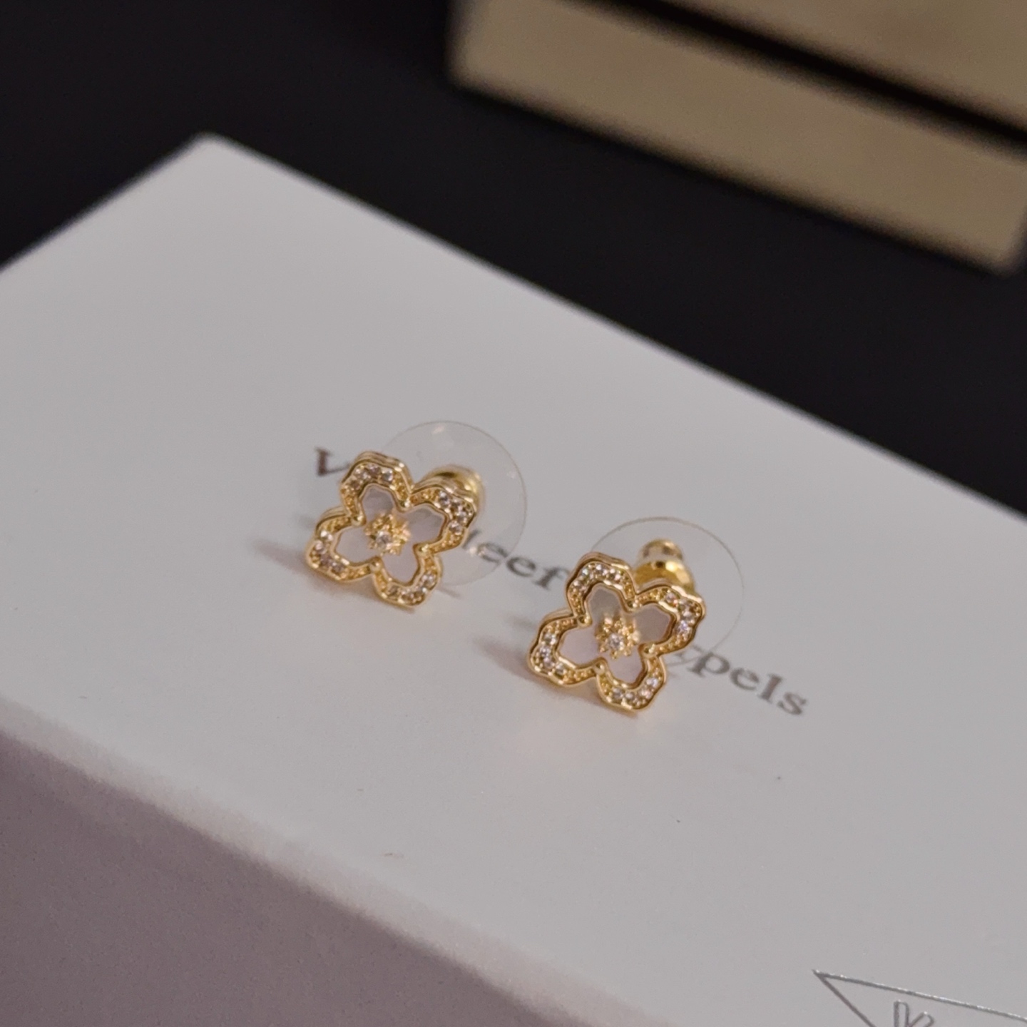 Orecchini Van Cleef Arpels Alhambra in oro giallo, madreperla bianca, diamanti trasparenti da 9 mm