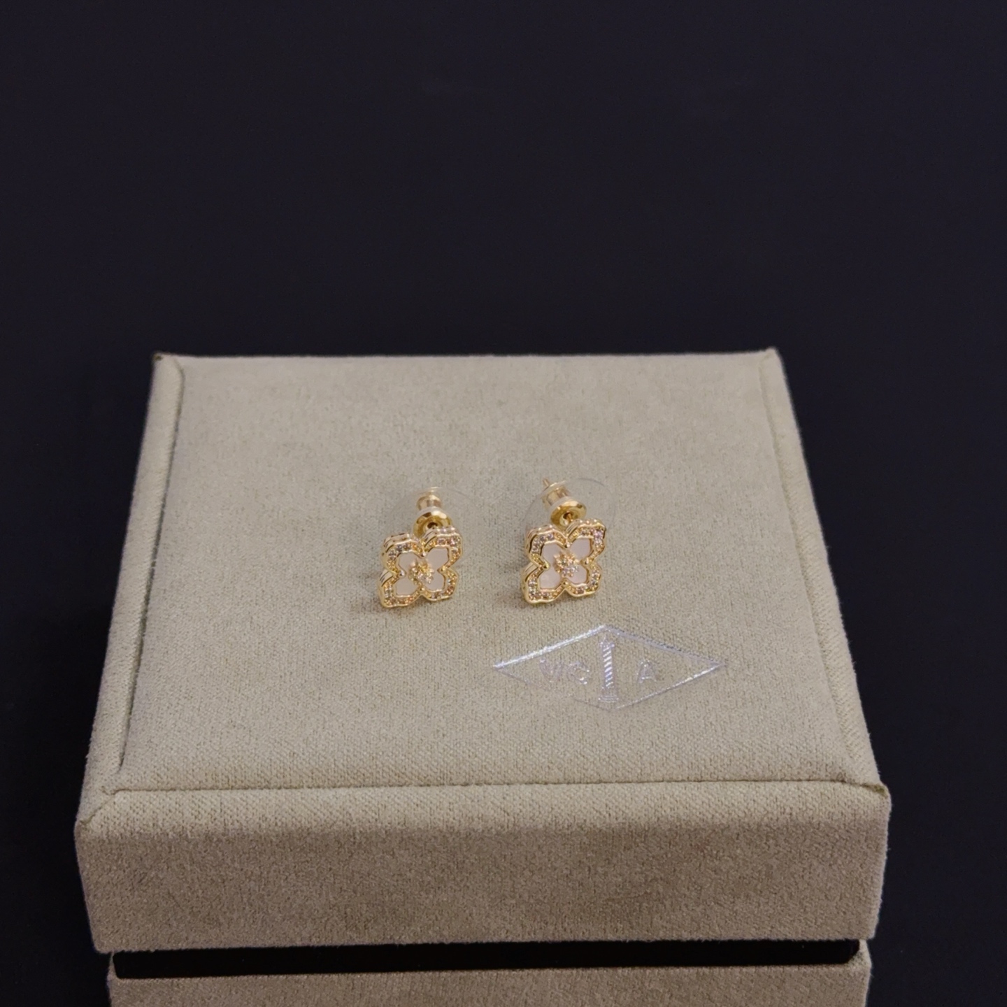 Orecchini Van Cleef Arpels Alhambra in oro giallo, madreperla bianca, diamanti trasparenti da 9 mm