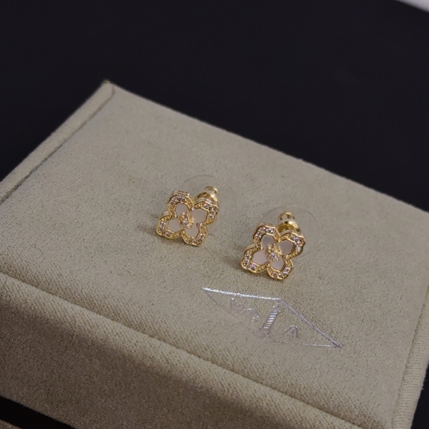 Orecchini Van Cleef Arpels Alhambra in oro giallo, madreperla bianca, diamanti trasparenti da 9 mm