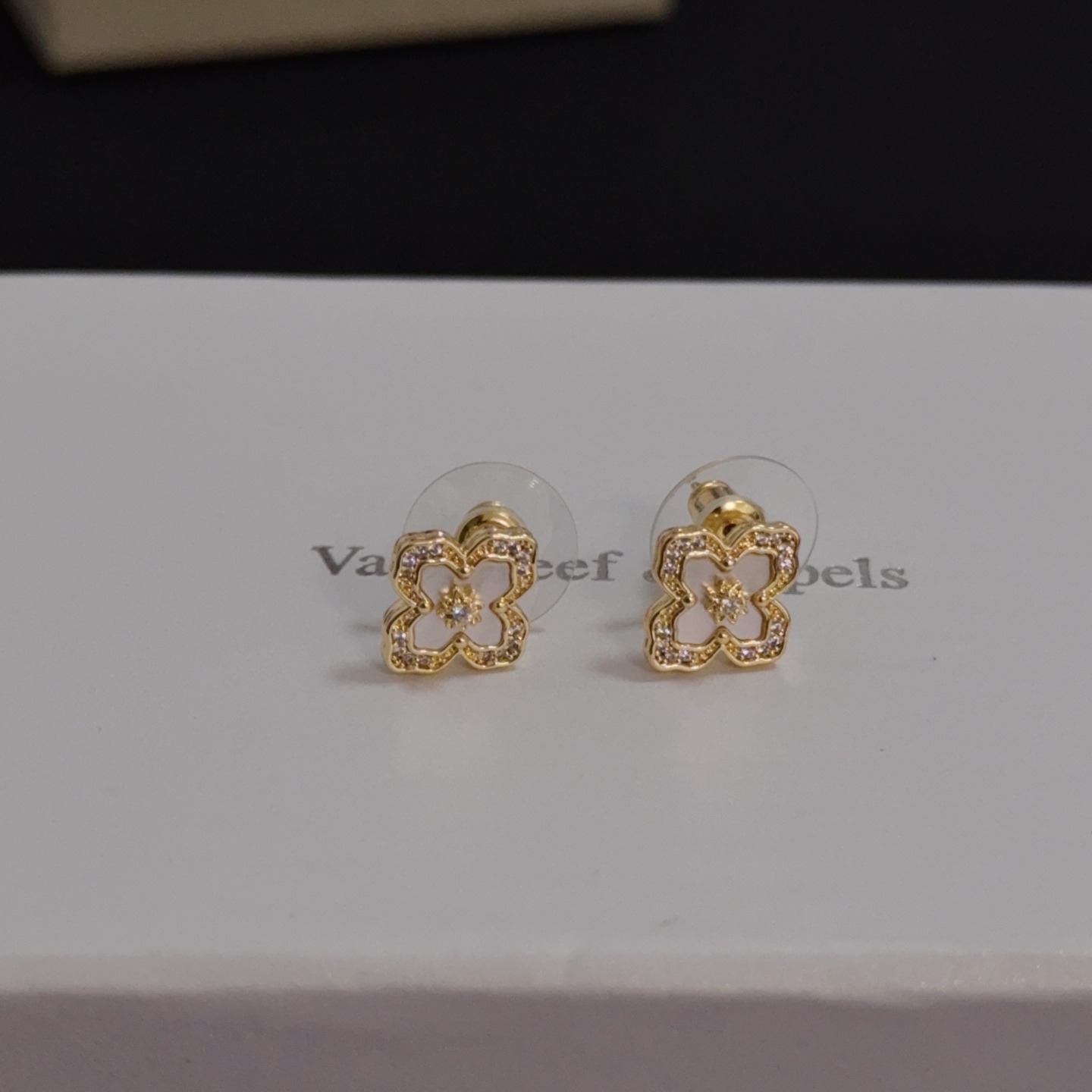 Orecchini Van Cleef Arpels Alhambra in oro giallo, madreperla bianca, diamanti trasparenti da 9 mm