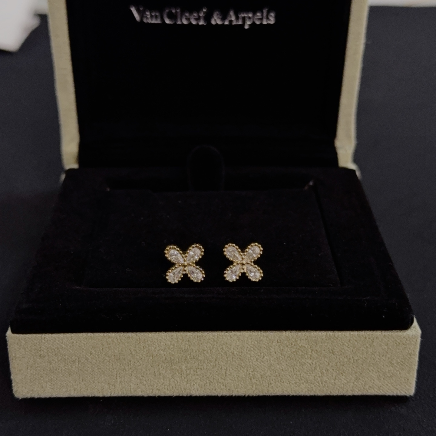 Orecchini Van Cleef Arpels Timeless Butterfly in oro giallo con pietre preziose sfaccettate trasparenti dal diametro del perno di 8 mm