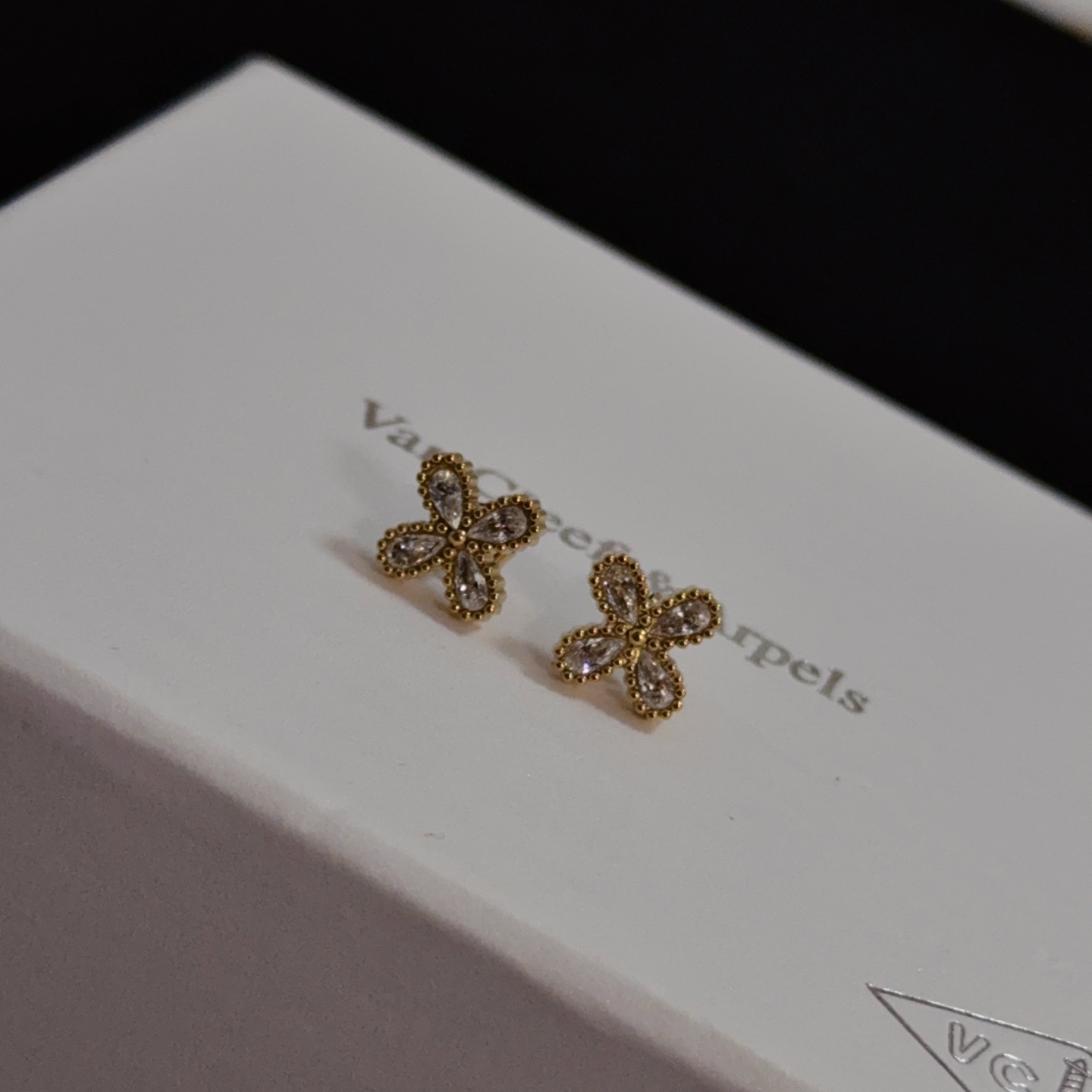 Orecchini Van Cleef Arpels Timeless Butterfly in oro giallo con pietre preziose sfaccettate trasparenti dal diametro del perno di 8 mm
