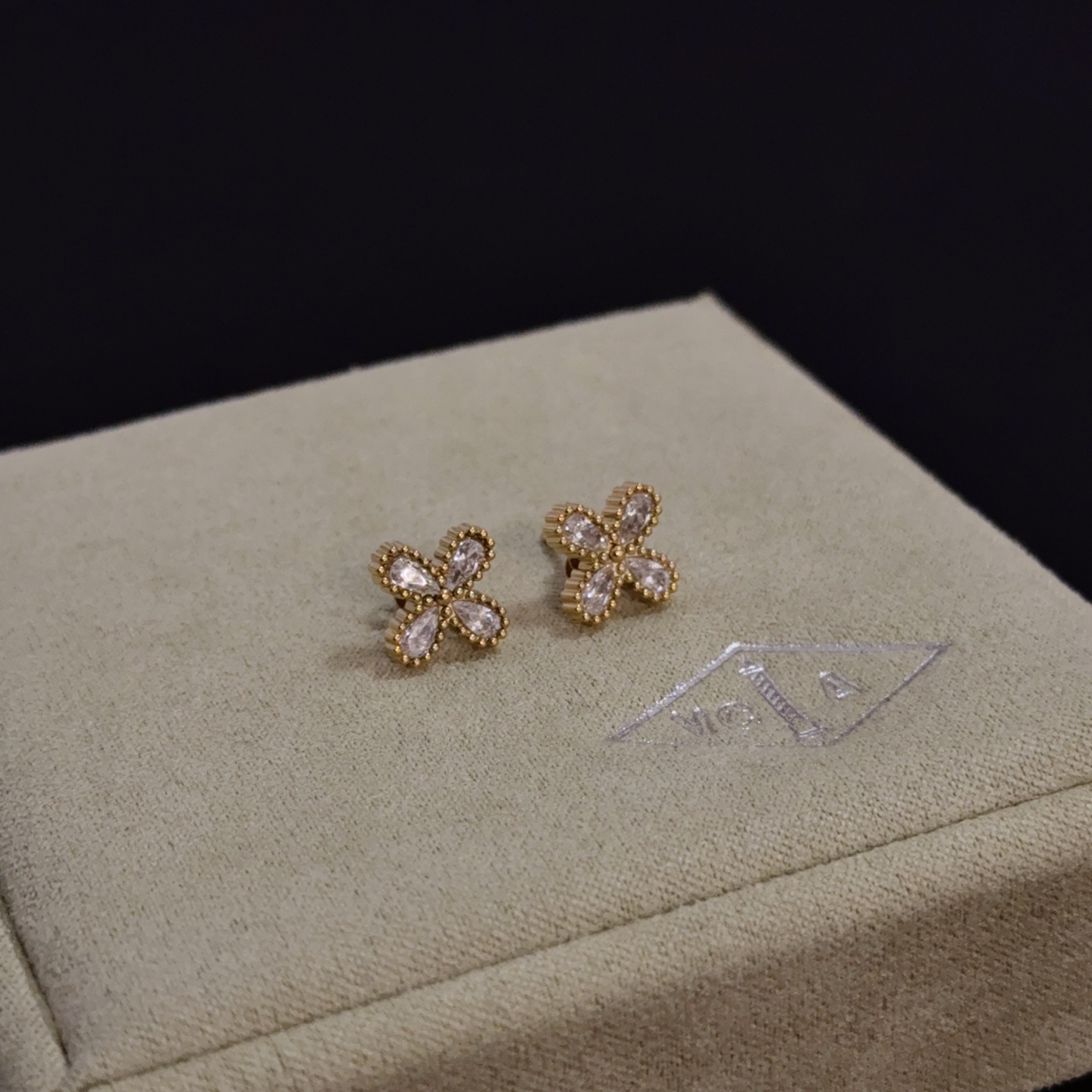 Orecchini Van Cleef Arpels Timeless Butterfly in oro giallo con pietre preziose sfaccettate trasparenti dal diametro del perno di 8 mm