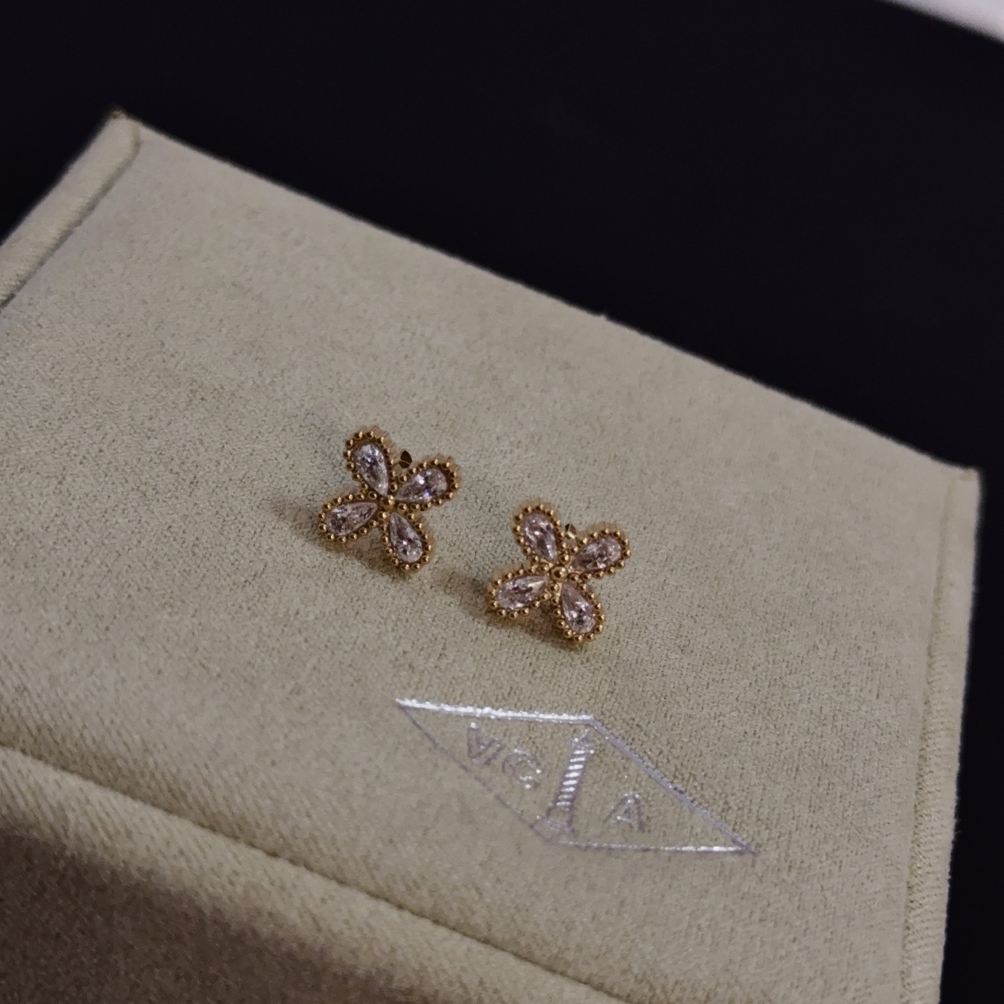 Orecchini Van Cleef Arpels Timeless Butterfly in oro giallo con pietre preziose sfaccettate trasparenti dal diametro del perno di 8 mm