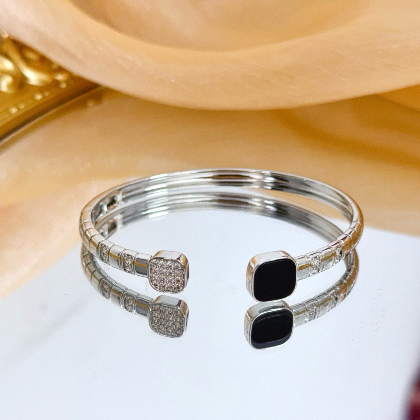 Piaget Possession bracelet 18k white gold black onyx white diamond 17cm inner circumference