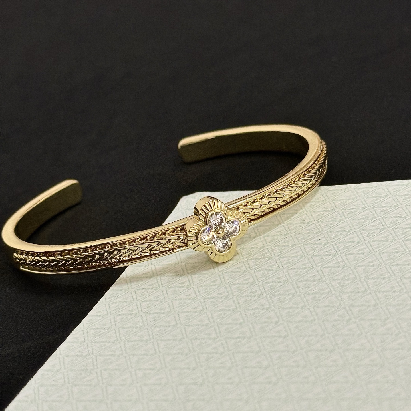 Van Cleef Arpels Alhambra bracelet gold metal clear diamond 17cm