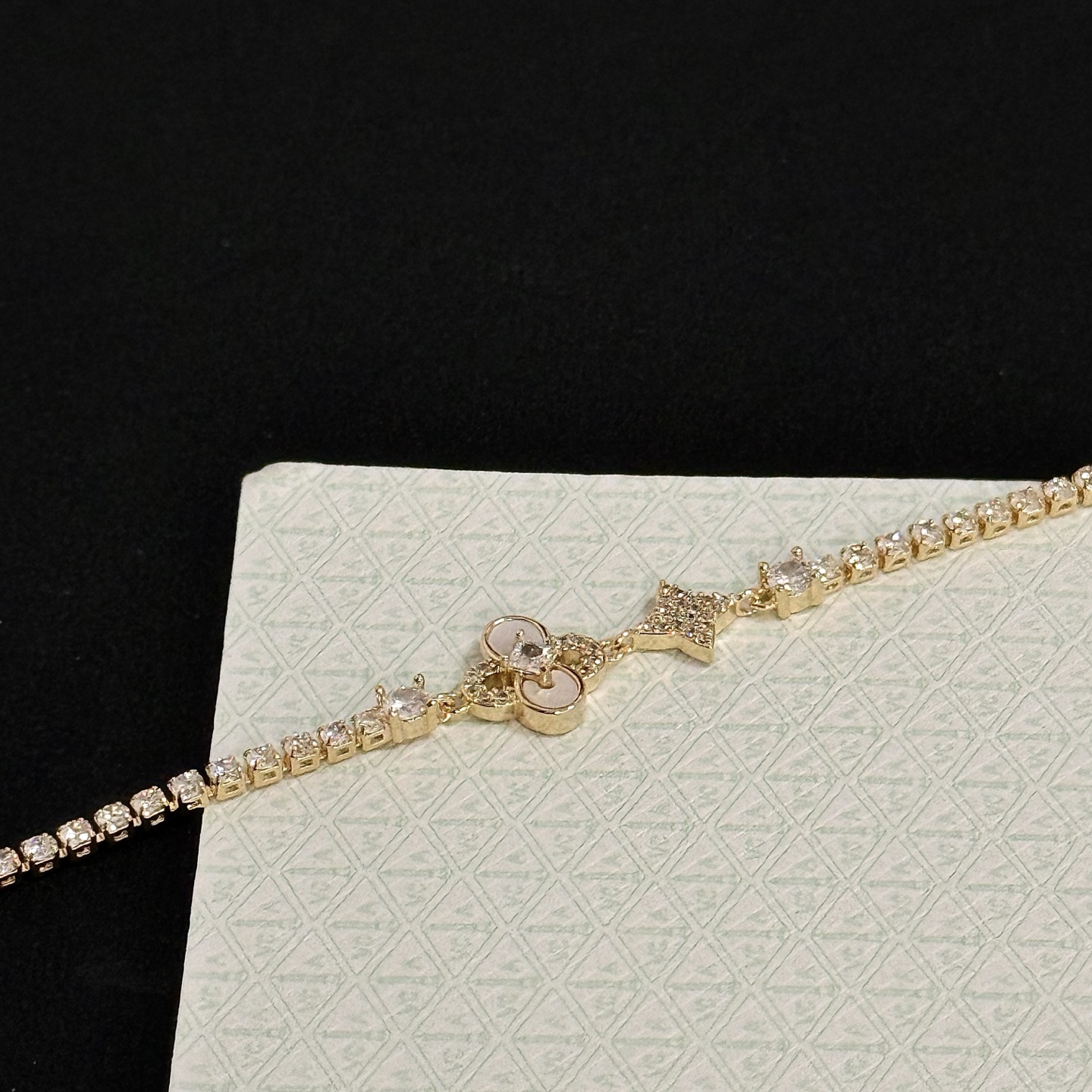 Bracciale Van Cleef Arpels Alhambra in oro giallo con accenti di diamanti chiari e dettaglio in madreperla 17 cm