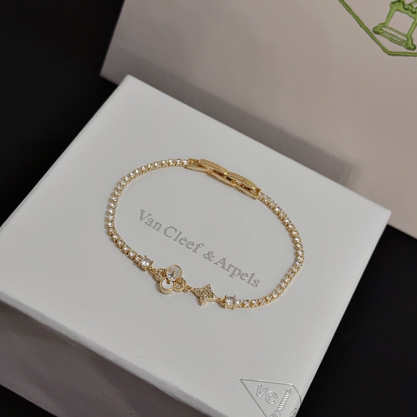 Bracciale Van Cleef Arpels Alhambra in oro giallo con accenti di diamanti chiari e dettaglio in madreperla 17 cm