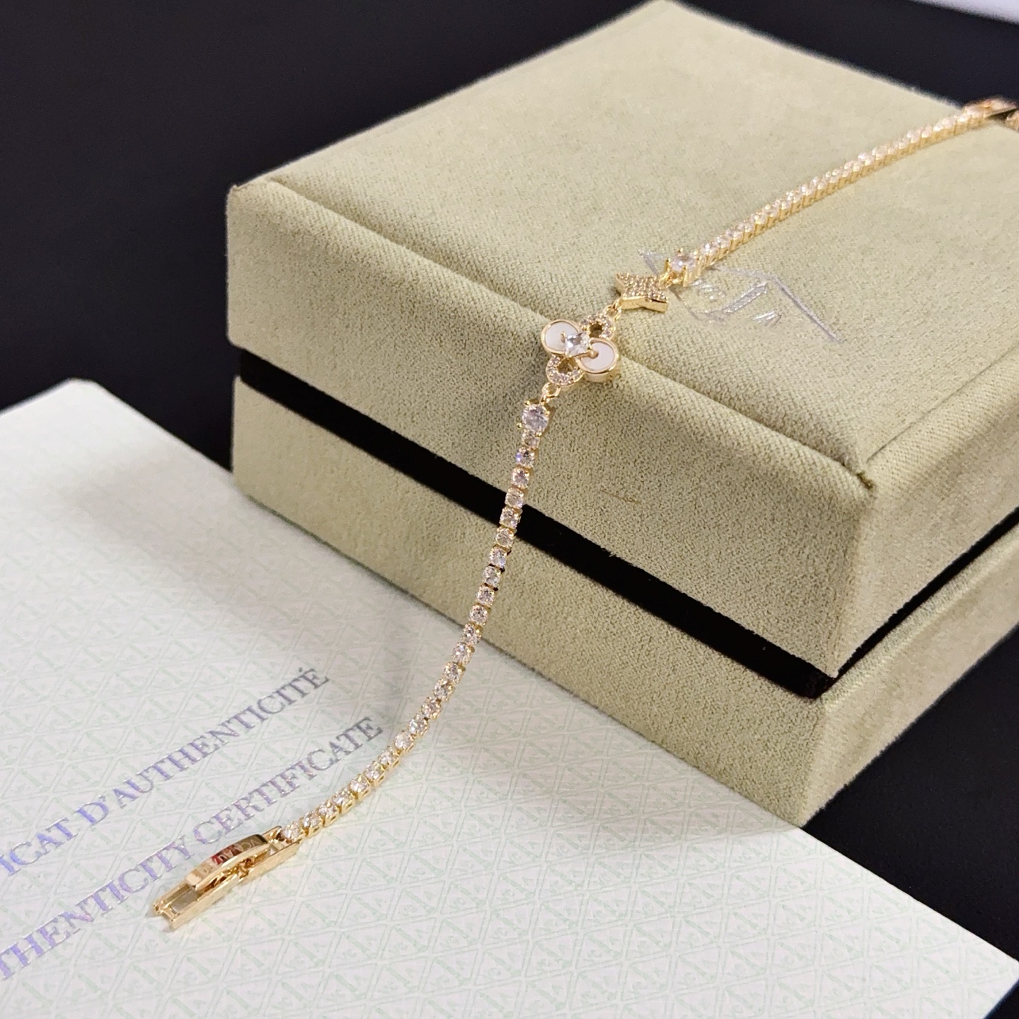 Bracciale Van Cleef Arpels Alhambra in oro giallo con accenti di diamanti chiari e dettaglio in madreperla 17 cm