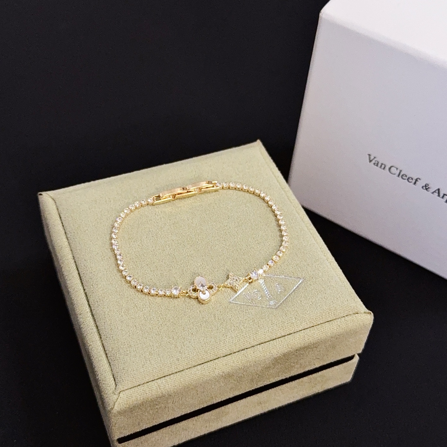 Bracciale Van Cleef Arpels Alhambra in oro giallo con accenti di diamanti chiari e dettaglio in madreperla 17 cm