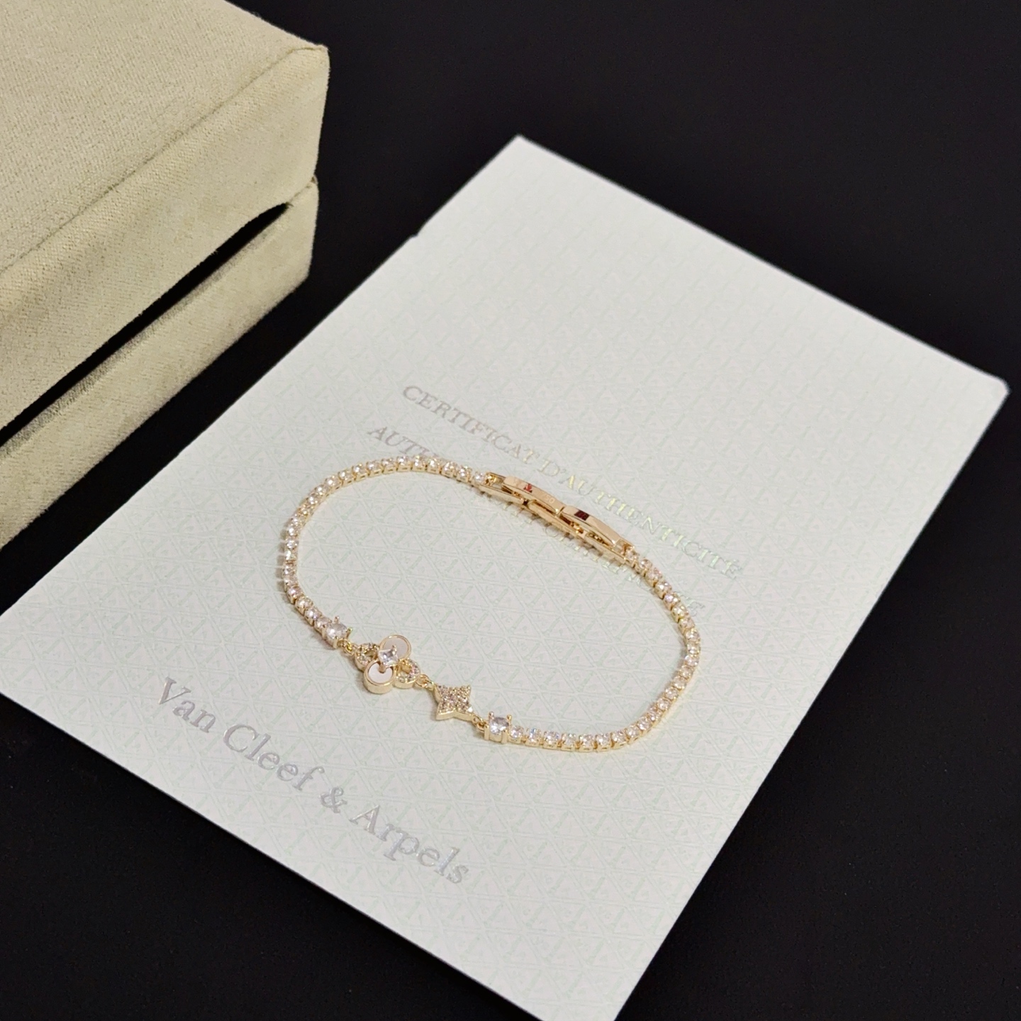 Bracciale Van Cleef Arpels Alhambra in oro giallo con accenti di diamanti chiari e dettaglio in madreperla 17 cm