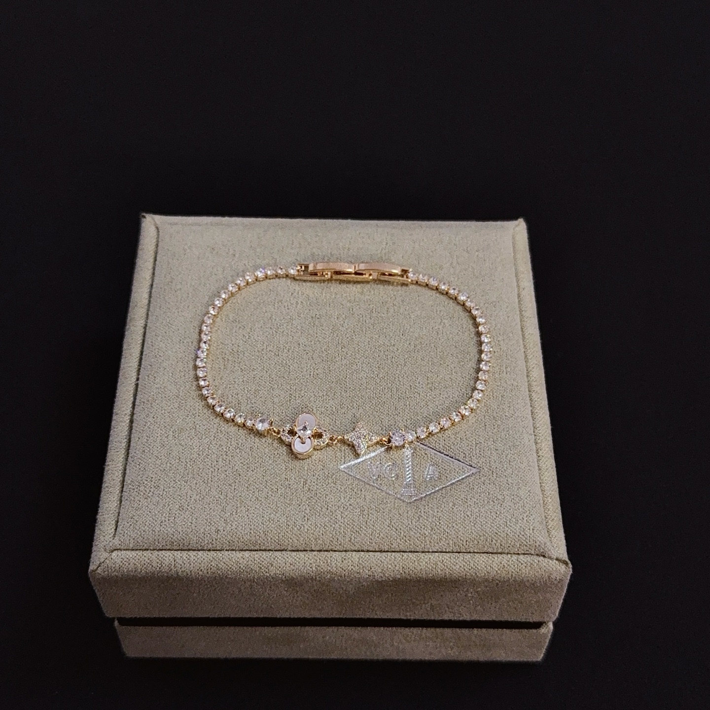 Bracciale Van Cleef Arpels Alhambra in oro giallo con accenti di diamanti chiari e dettaglio in madreperla 17 cm