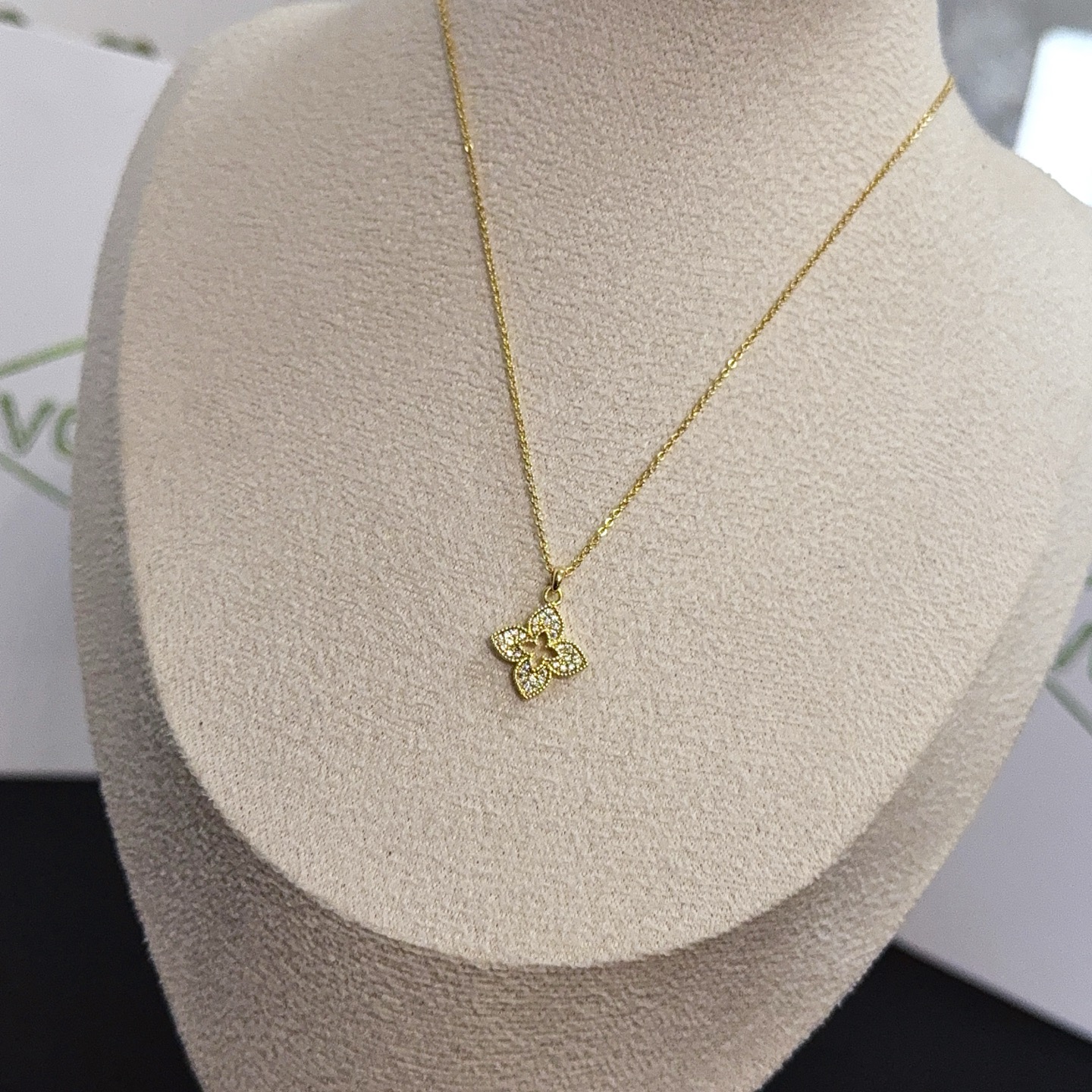 Collana con pendente di diamanti Van Cleef Arpels Alhambra quadrifoglio in oro giallo con accenti di diamanti chiari 42 cm
