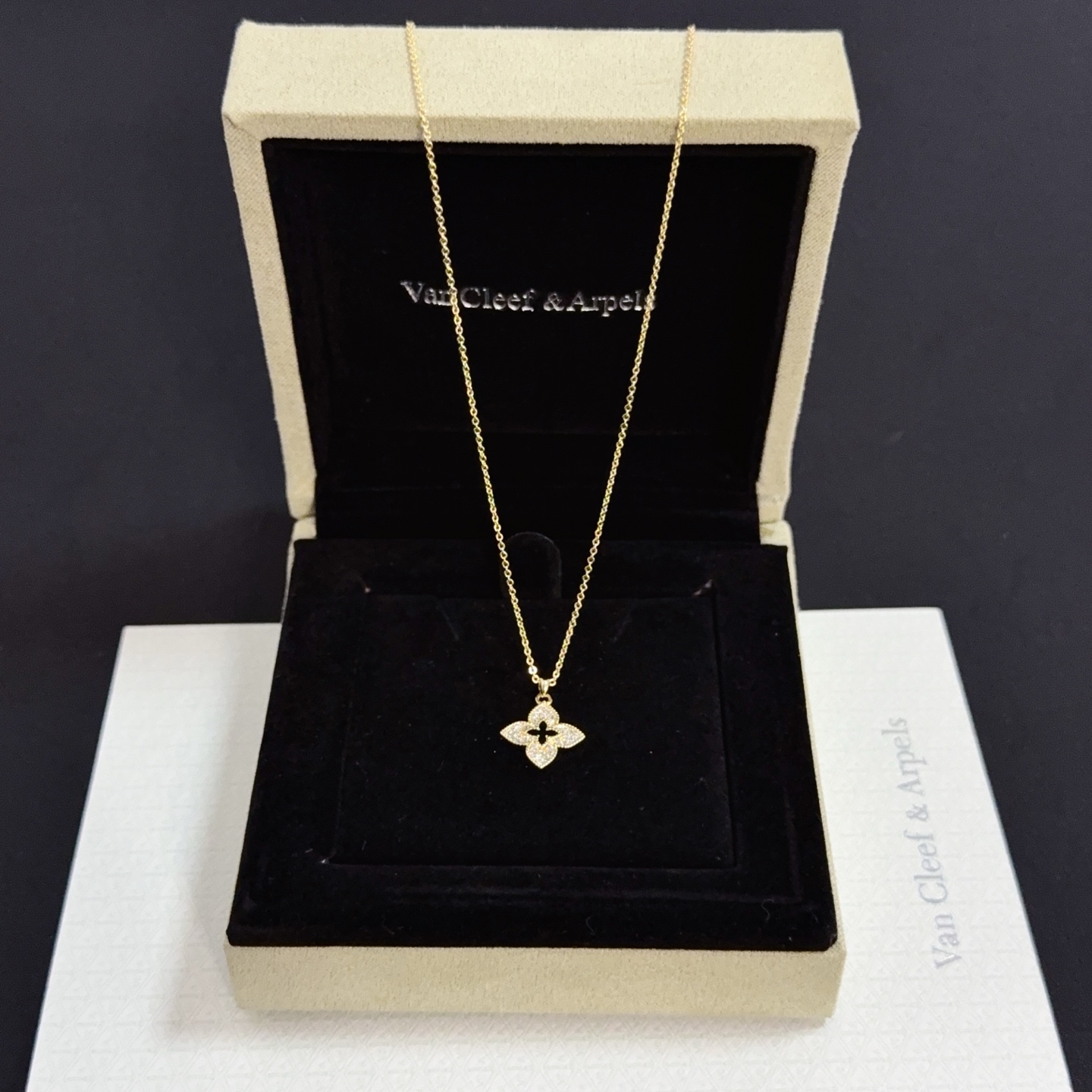 Collana con pendente di diamanti Van Cleef Arpels Alhambra quadrifoglio in oro giallo con accenti di diamanti chiari 42 cm
