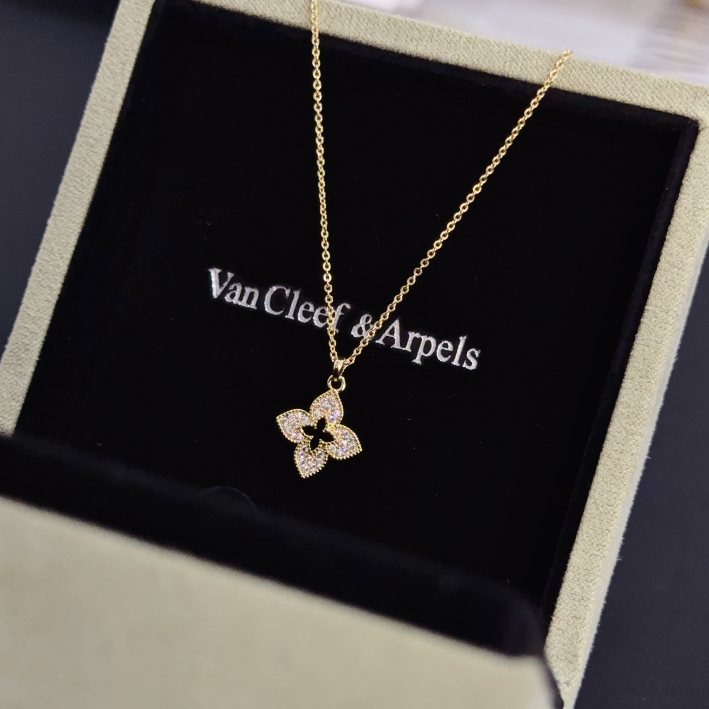 Collana con pendente di diamanti Van Cleef Arpels Alhambra quadrifoglio in oro giallo con accenti di diamanti chiari 42 cm