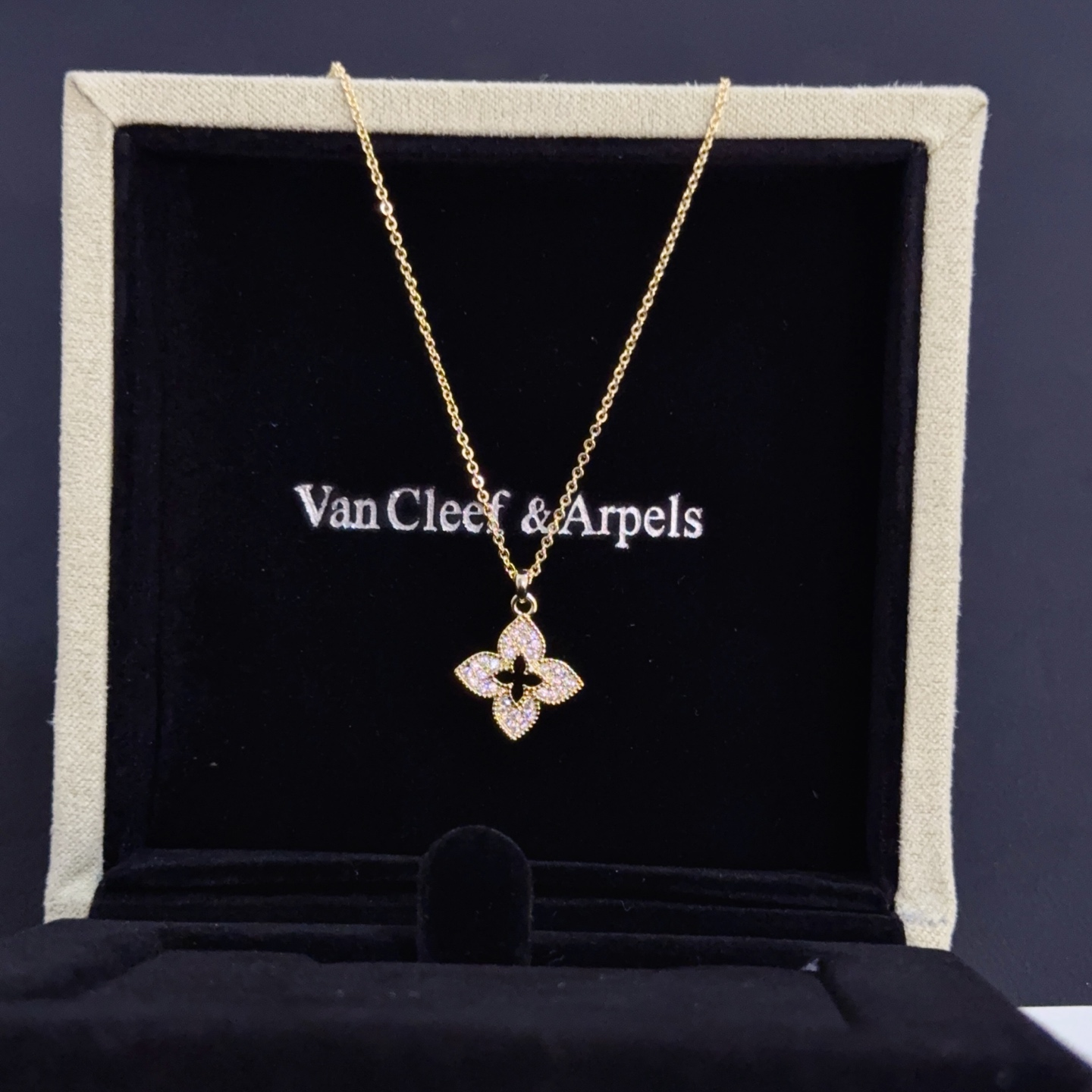 Collana con pendente di diamanti Van Cleef Arpels Alhambra quadrifoglio in oro giallo con accenti di diamanti chiari 42 cm