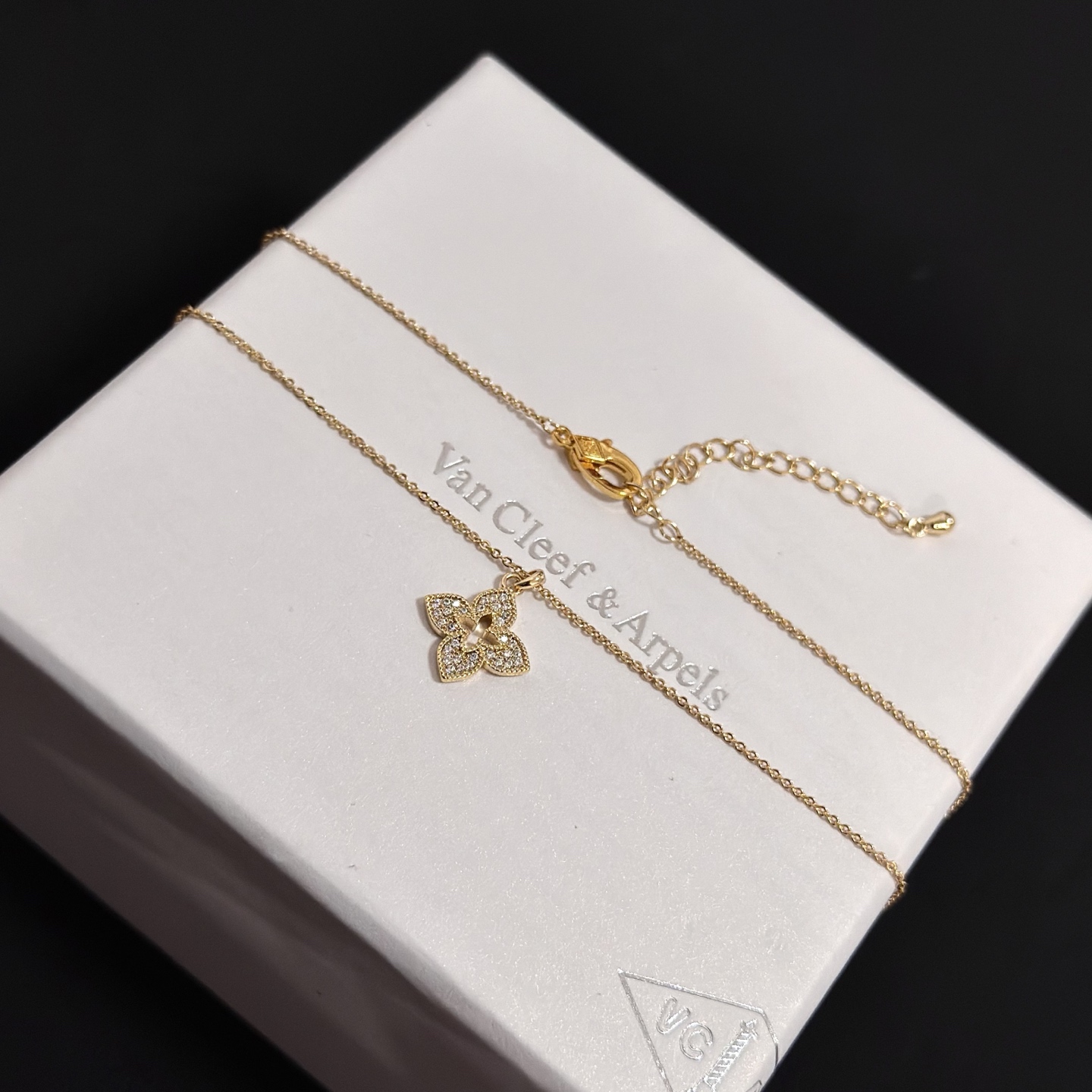 Collana con pendente di diamanti Van Cleef Arpels Alhambra quadrifoglio in oro giallo con accenti di diamanti chiari 42 cm