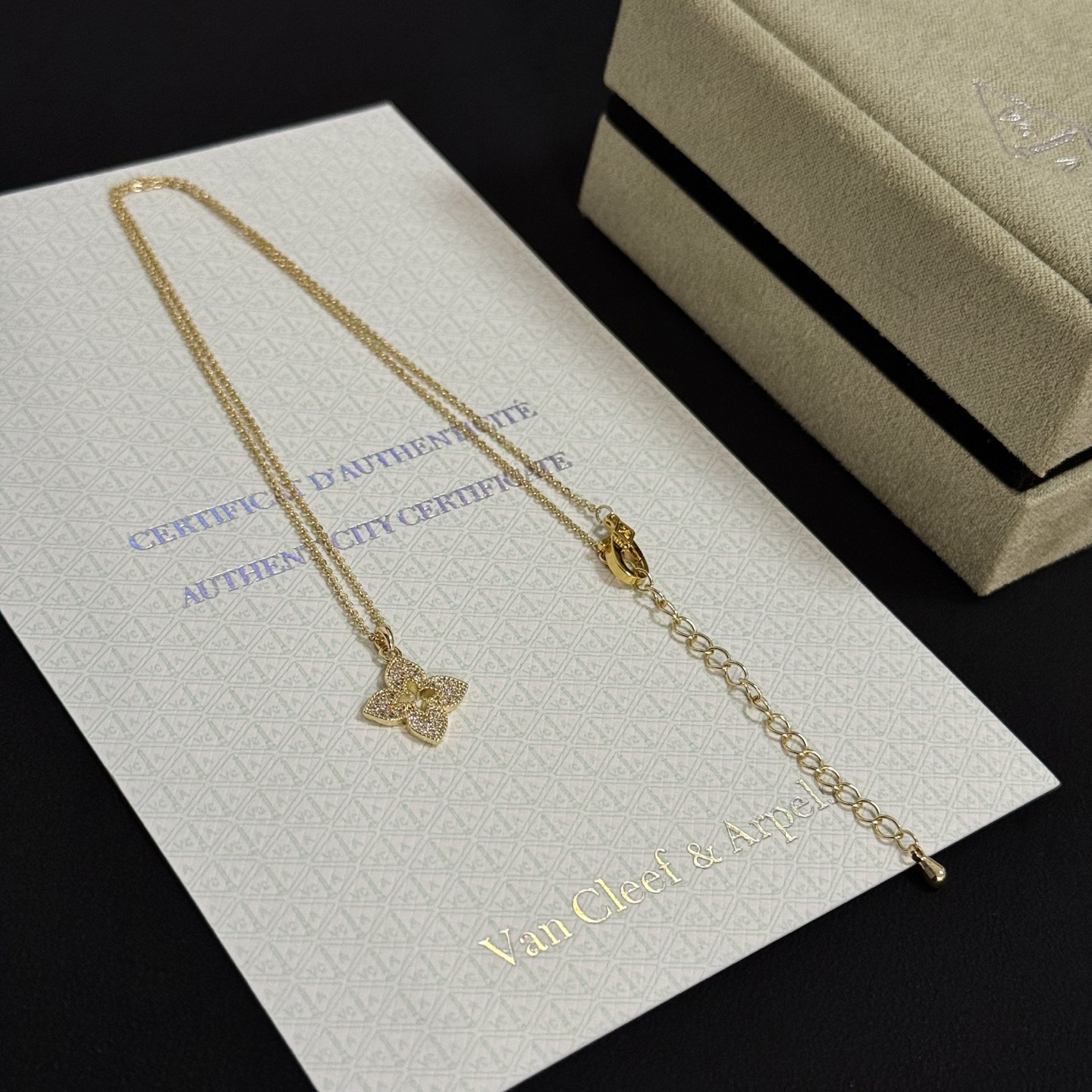 Collana con pendente di diamanti Van Cleef Arpels Alhambra quadrifoglio in oro giallo con accenti di diamanti chiari 42 cm