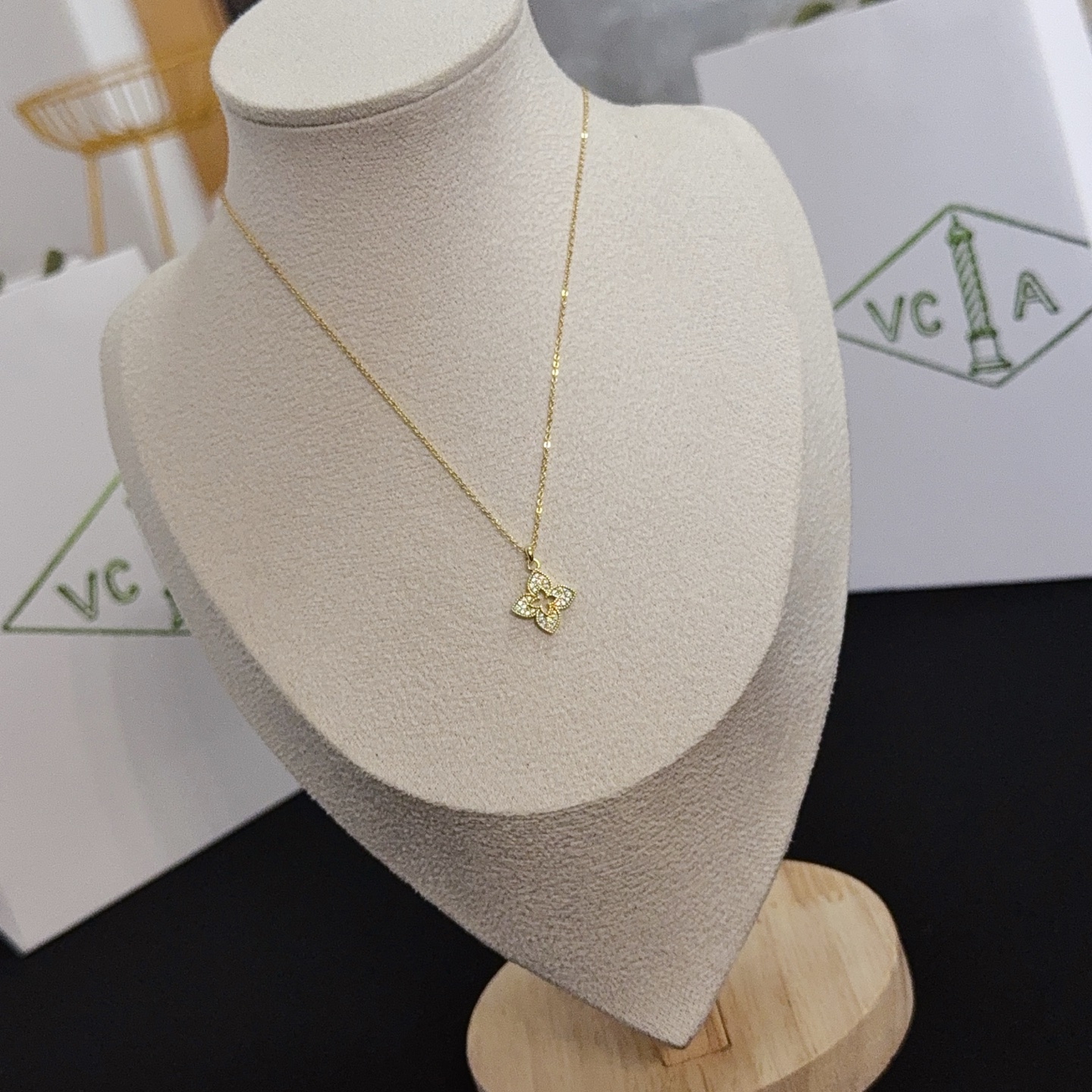Collana con pendente di diamanti Van Cleef Arpels Alhambra quadrifoglio in oro giallo con accenti di diamanti chiari 42 cm