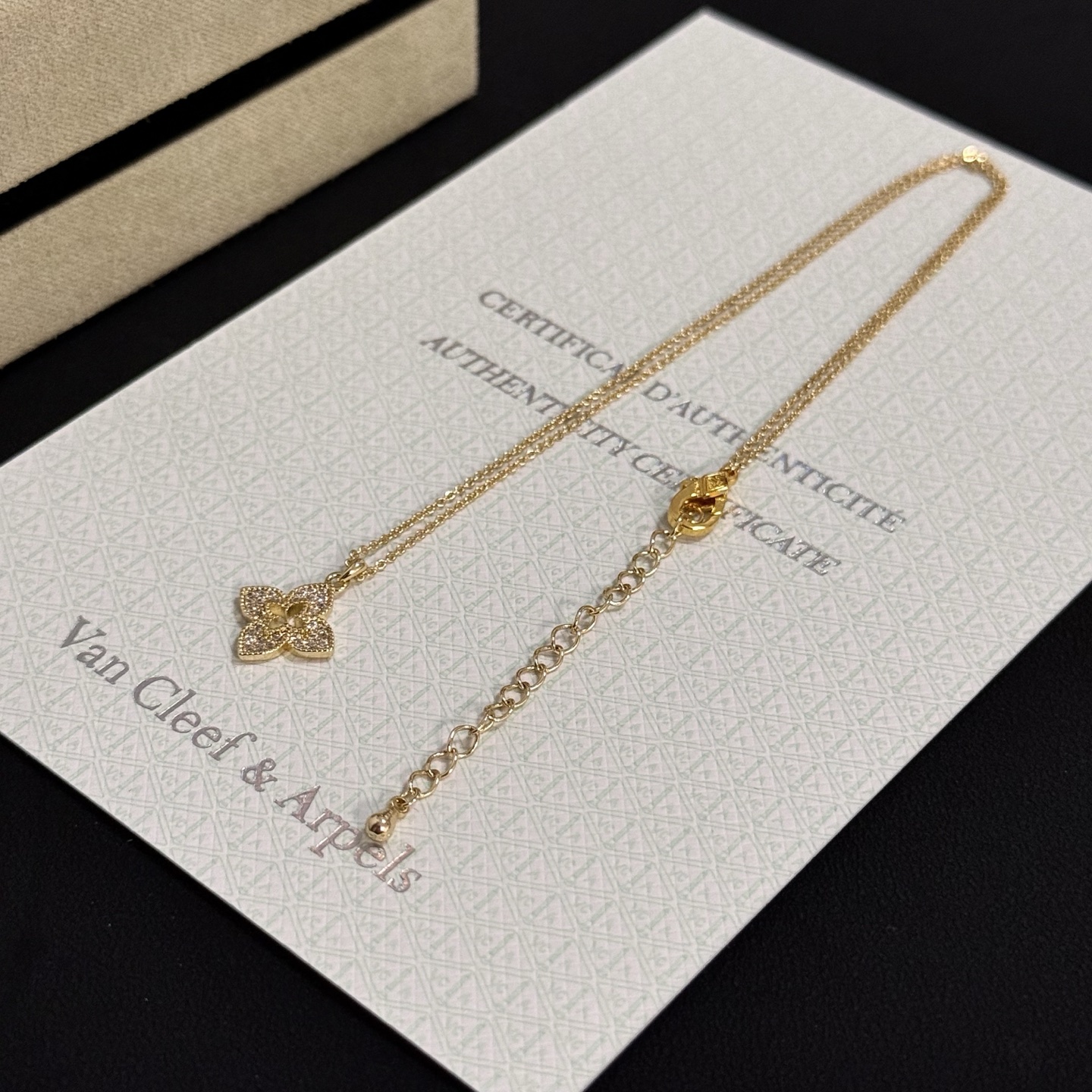 Collana con pendente di diamanti Van Cleef Arpels Alhambra quadrifoglio in oro giallo con accenti di diamanti chiari 42 cm