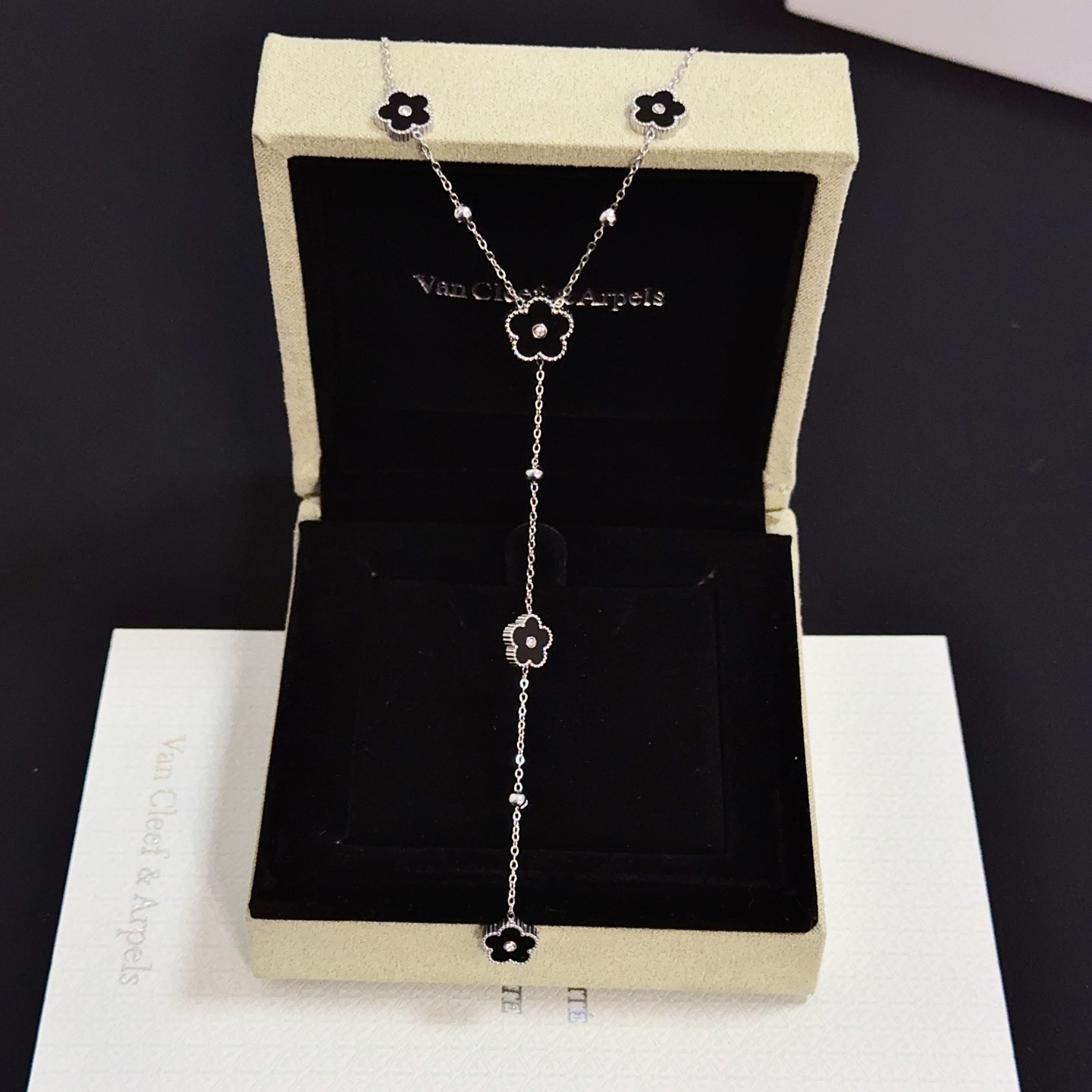 Collana Van Cleef Arpels Alhambra in metallo oro bianco con onice nera motivi a trifoglio accenti centrali con diamanti 42 cm con prolunga da 5 cm