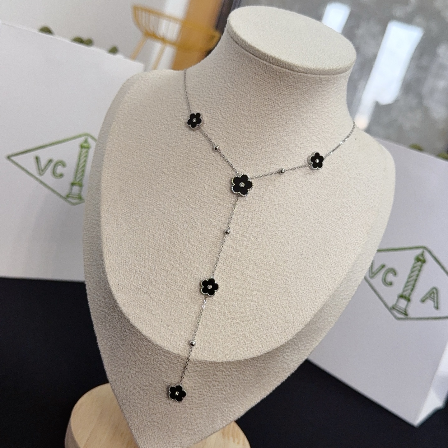 Collana Van Cleef Arpels Alhambra in metallo oro bianco con onice nera motivi a trifoglio accenti centrali con diamanti 42 cm con prolunga da 5 cm