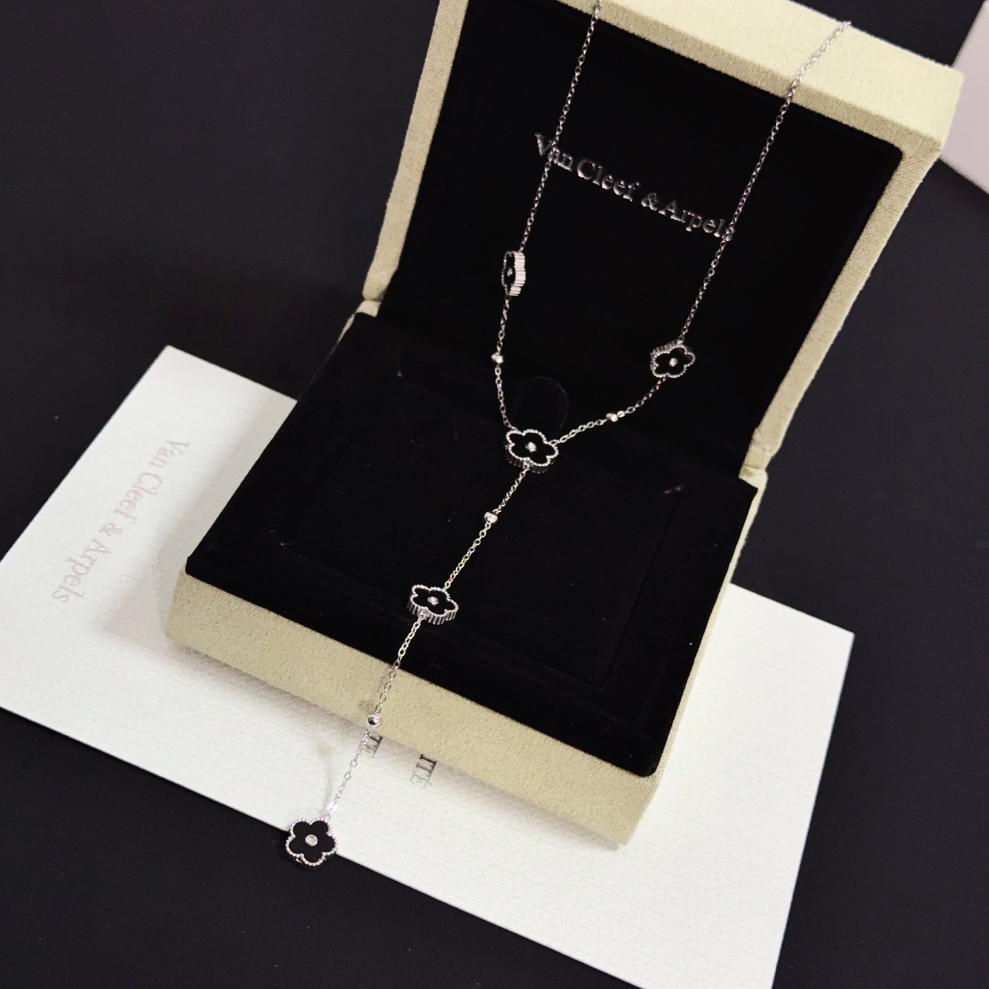 Collana Van Cleef Arpels Alhambra in metallo oro bianco con onice nera motivi a trifoglio accenti centrali con diamanti 42 cm con prolunga da 5 cm