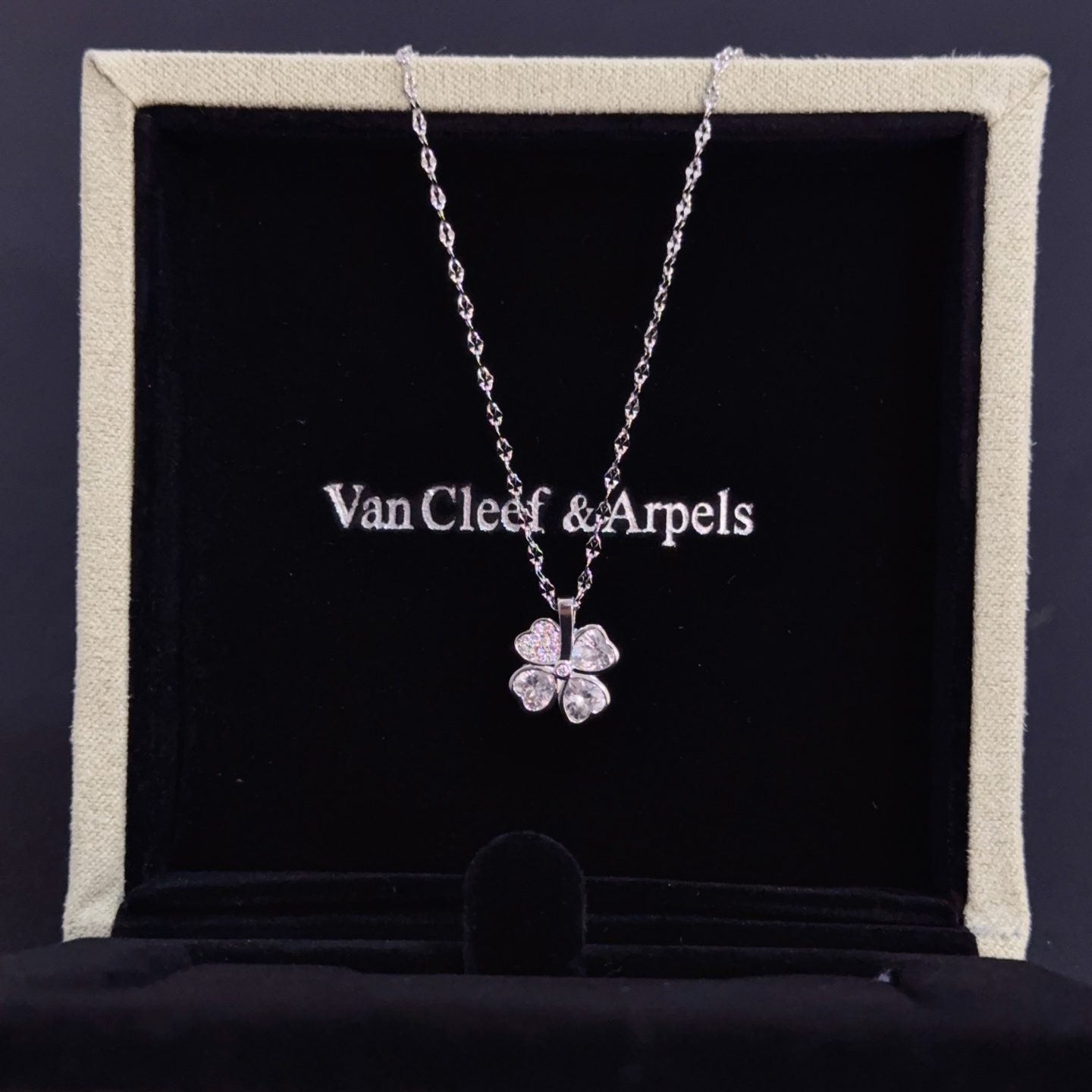 Collana Van Cleef Arpels Frivole in oro bianco con diamanti trasparenti 42 cm