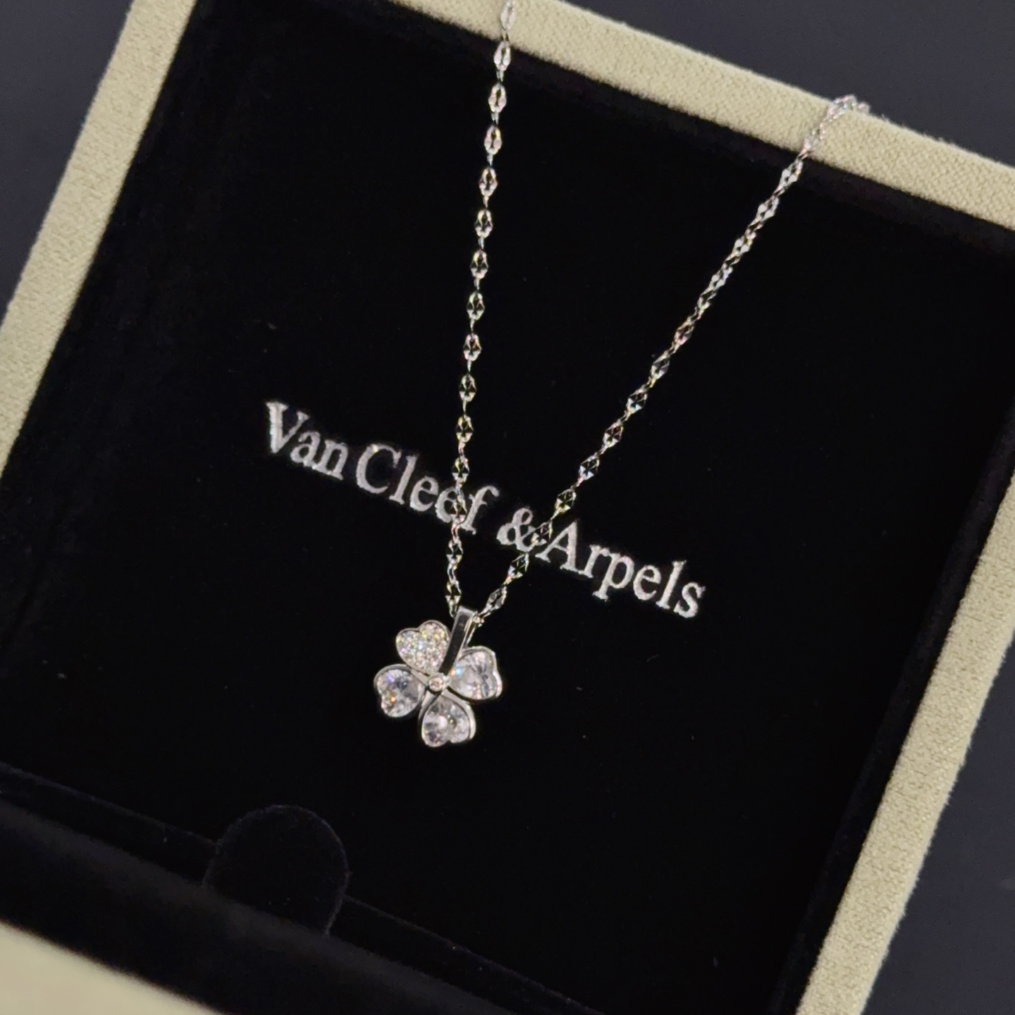 Collana Van Cleef Arpels Frivole in oro bianco con diamanti trasparenti 42 cm