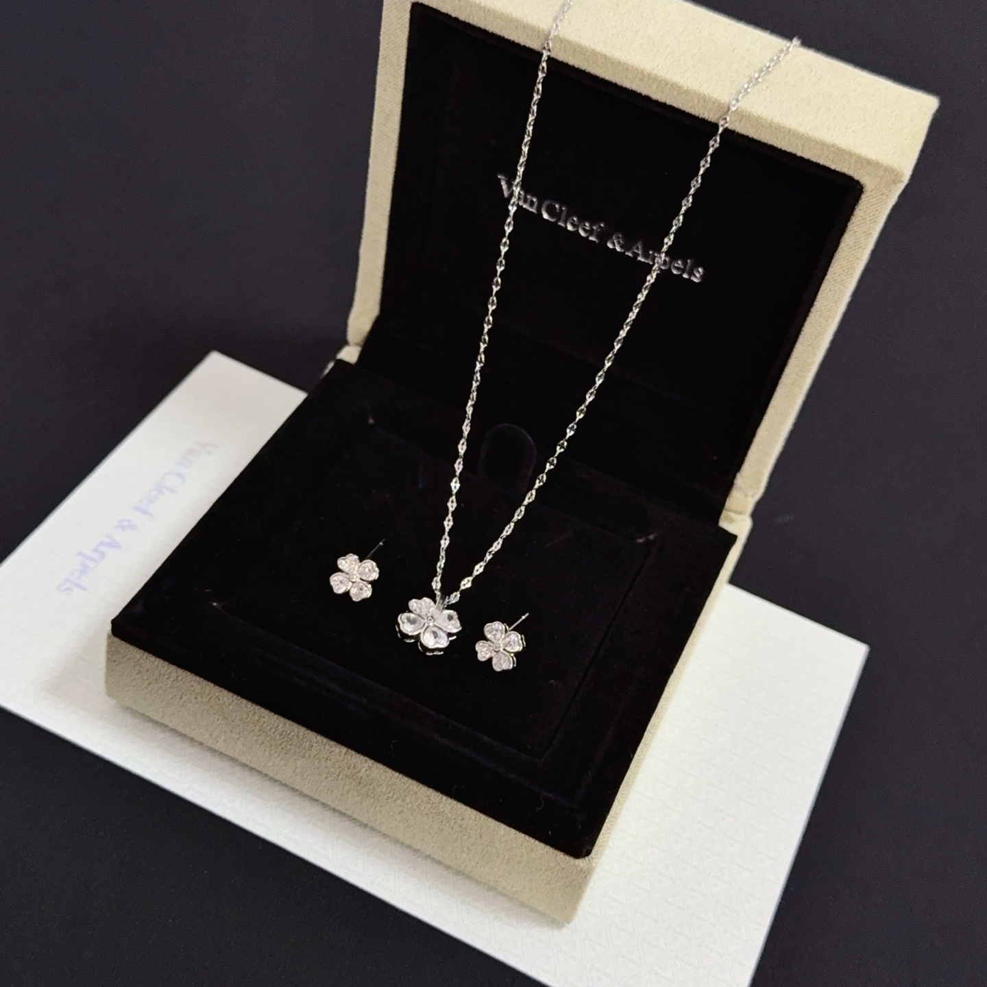 Collana Van Cleef Arpels Frivole in oro bianco con diamanti trasparenti 42 cm