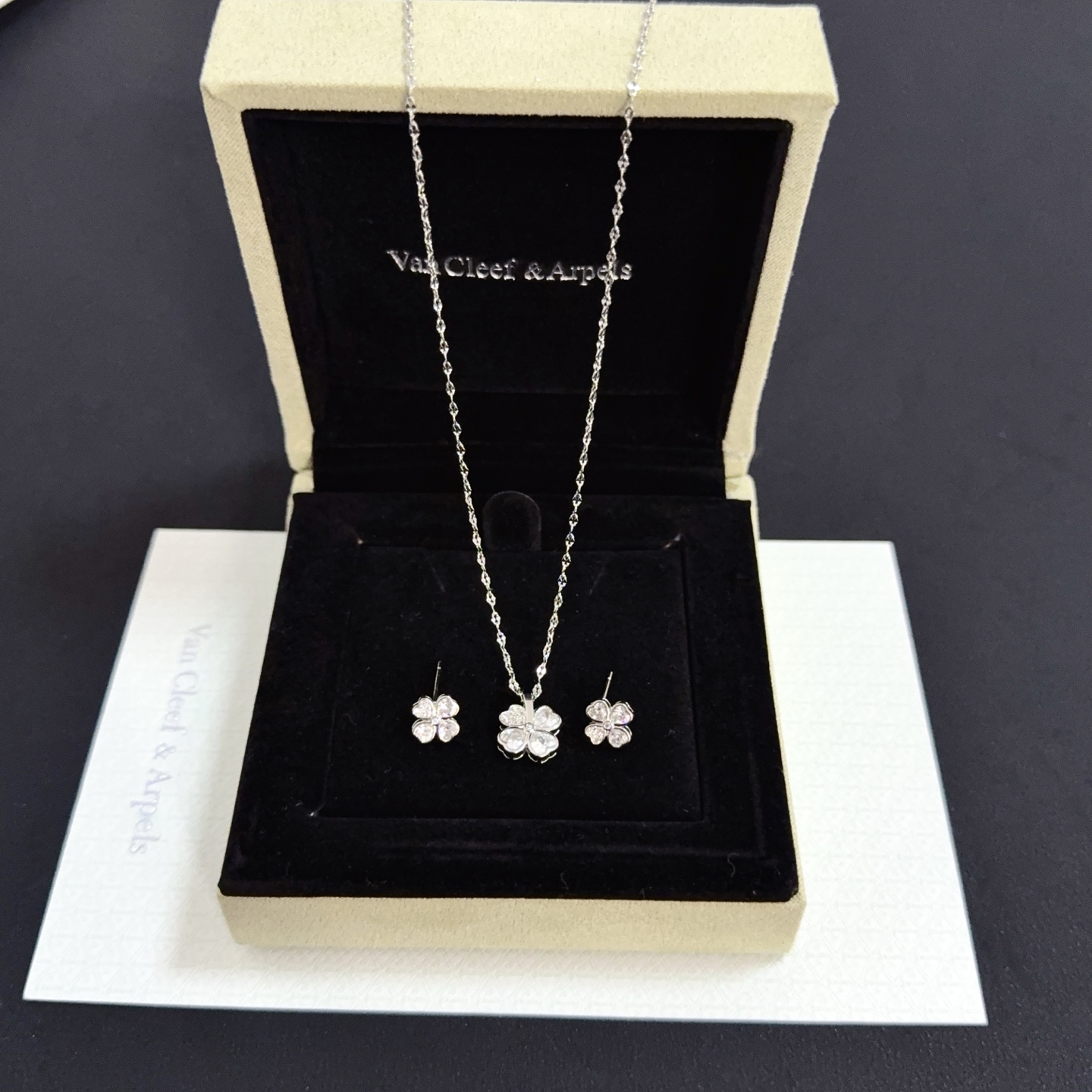 Collana Van Cleef Arpels Frivole in oro bianco con diamanti trasparenti 42 cm